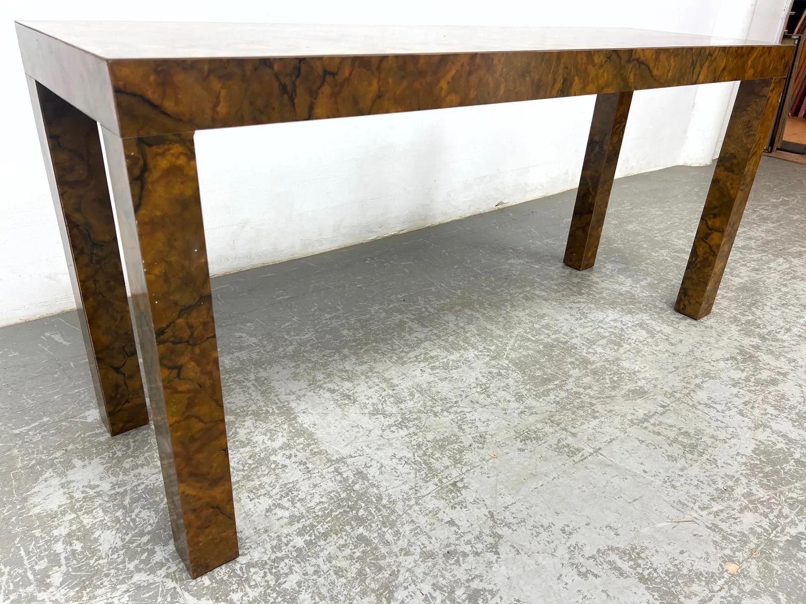 Tavolo da console Parsons in laminato Burlwood del Mid Century Modern degli anni '70 In condizioni buone in vendita a Elkton, MD