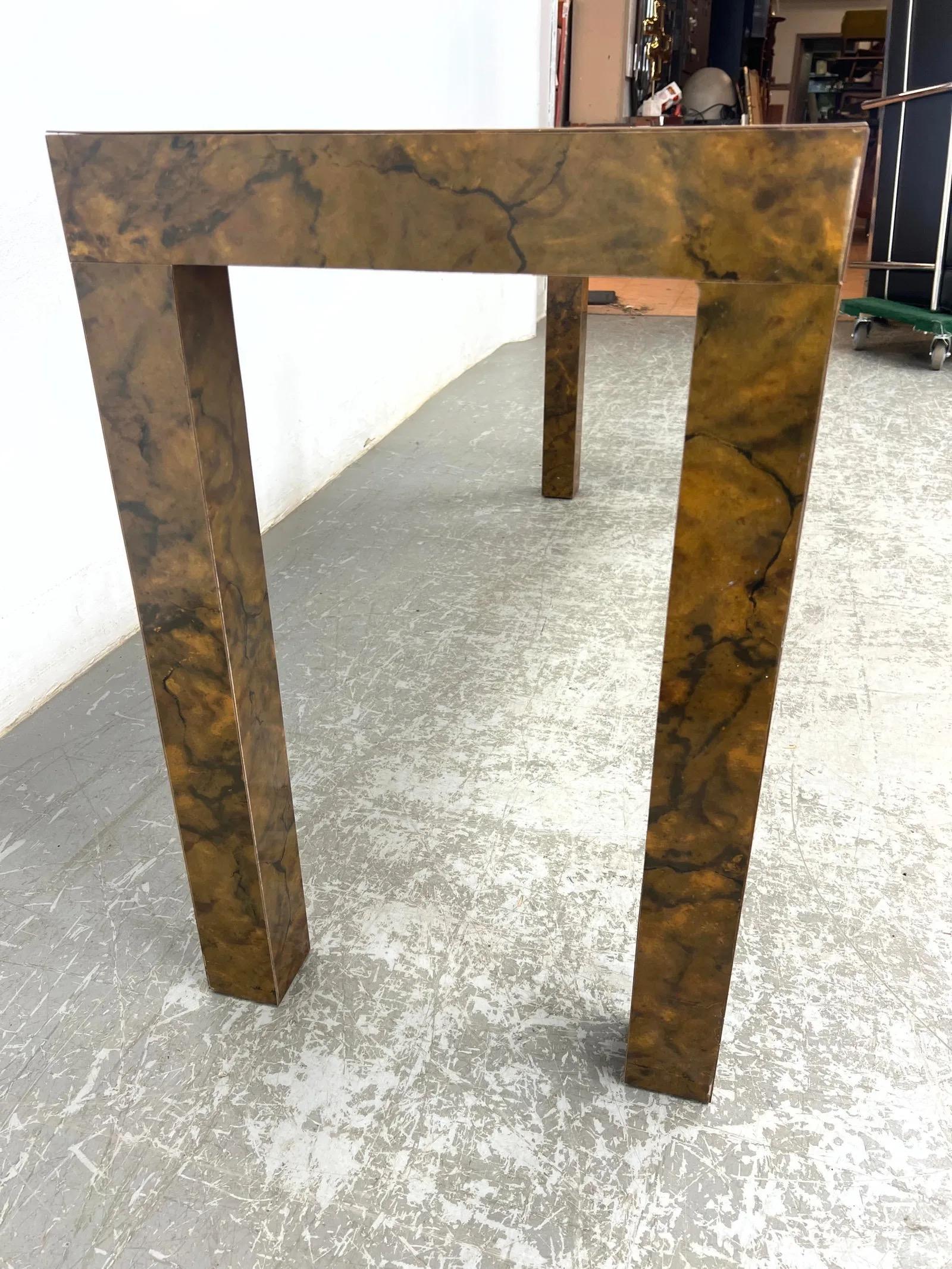 Fine XX secolo Tavolo da console Parsons in laminato Burlwood del Mid Century Modern degli anni '70 in vendita