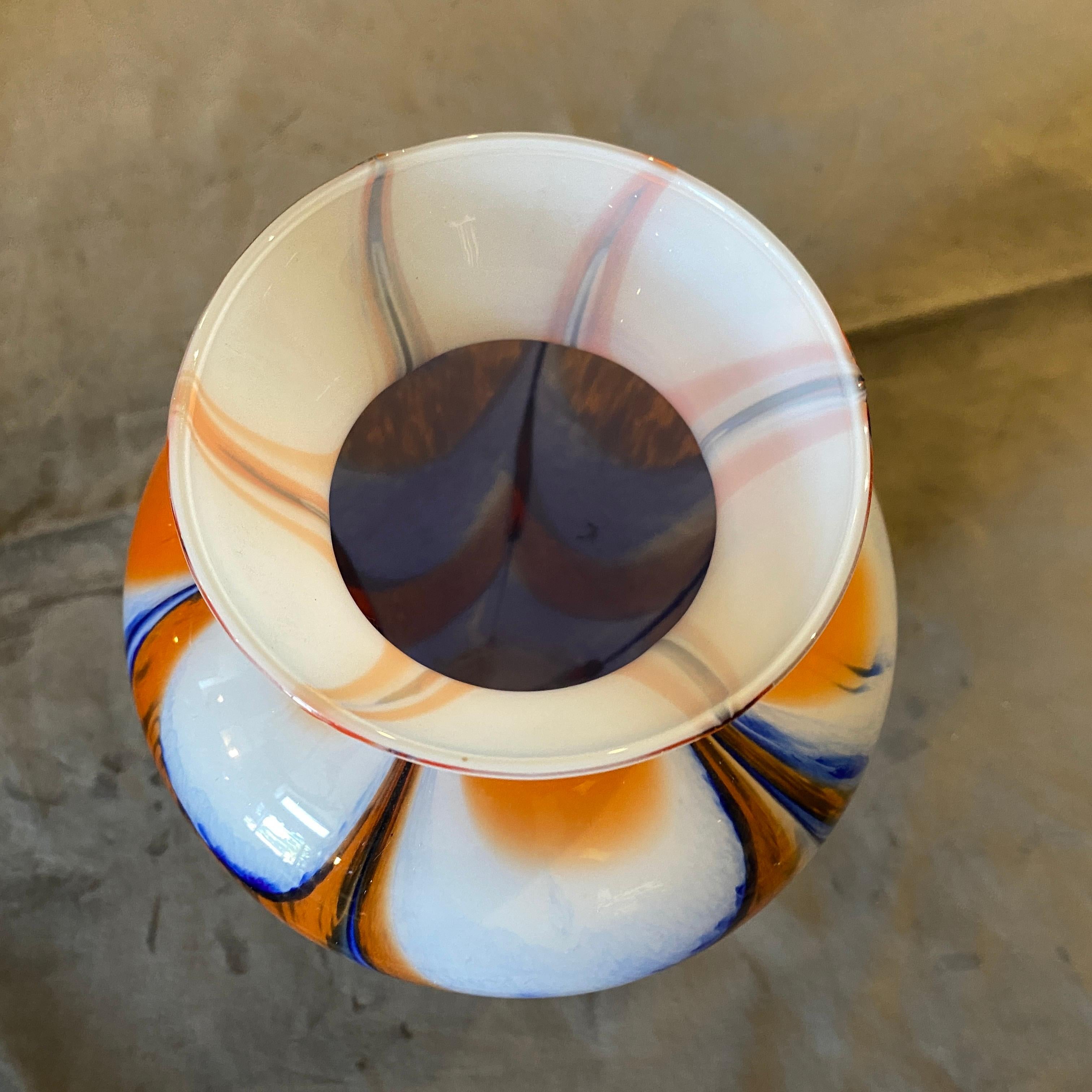 Carlo Moretti Vase aus orangefarbenem und blauem Muranoglas, Mid-Century Modern, 1970er Jahre (Moderne der Mitte des Jahrhunderts) im Angebot