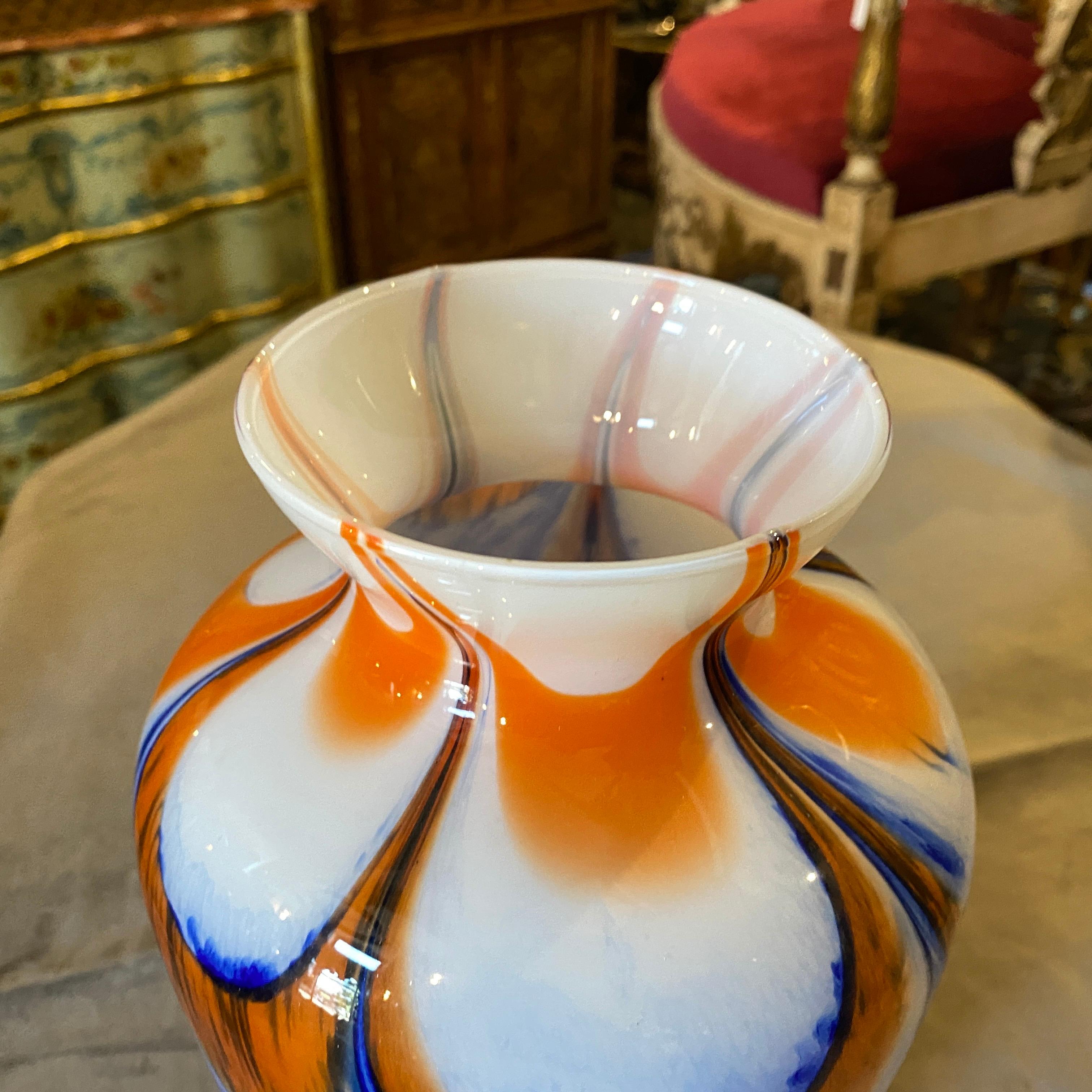 Carlo Moretti Vase aus orangefarbenem und blauem Muranoglas, Mid-Century Modern, 1970er Jahre (Italienisch) im Angebot