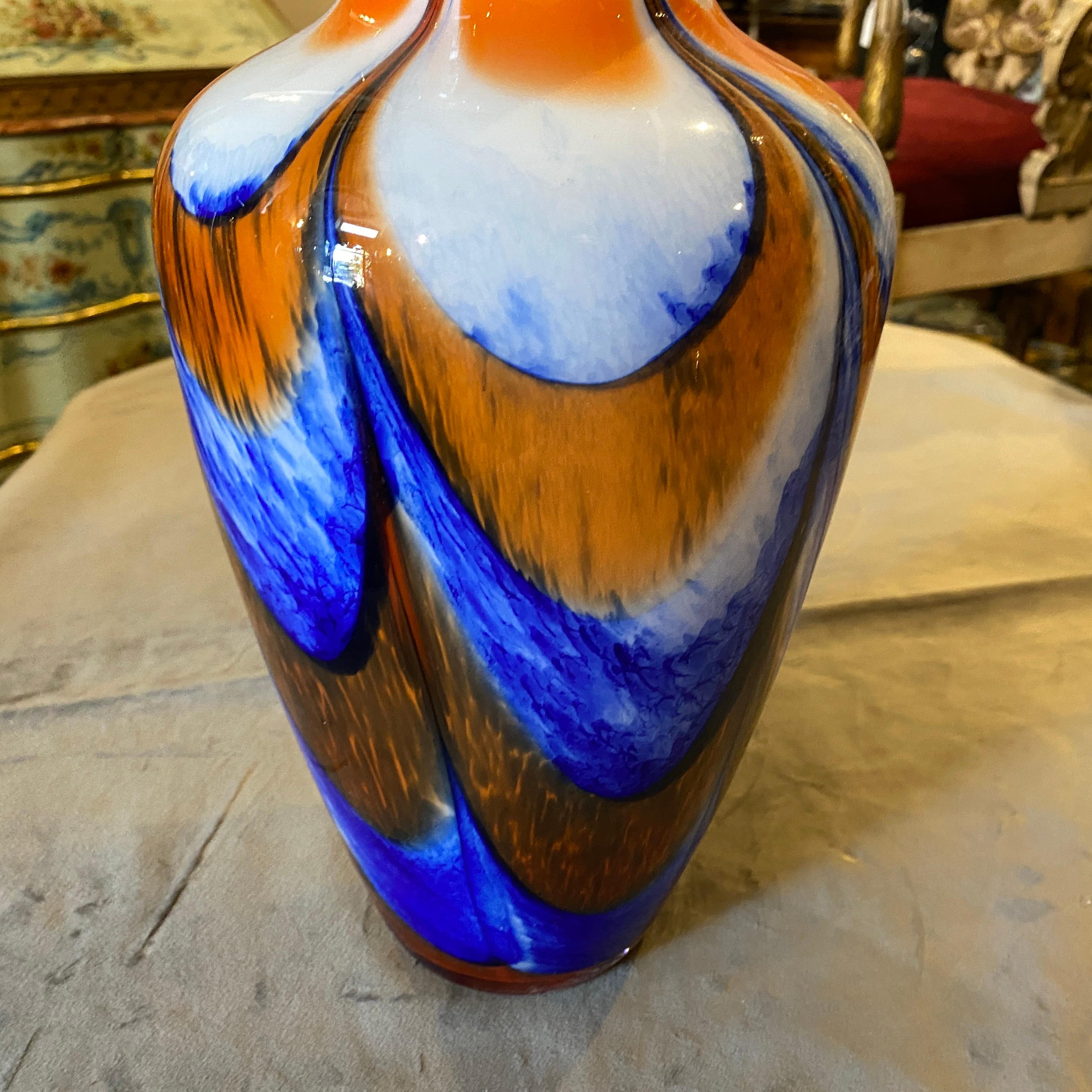 Carlo Moretti Vase aus orangefarbenem und blauem Muranoglas, Mid-Century Modern, 1970er Jahre (Handgefertigt) im Angebot