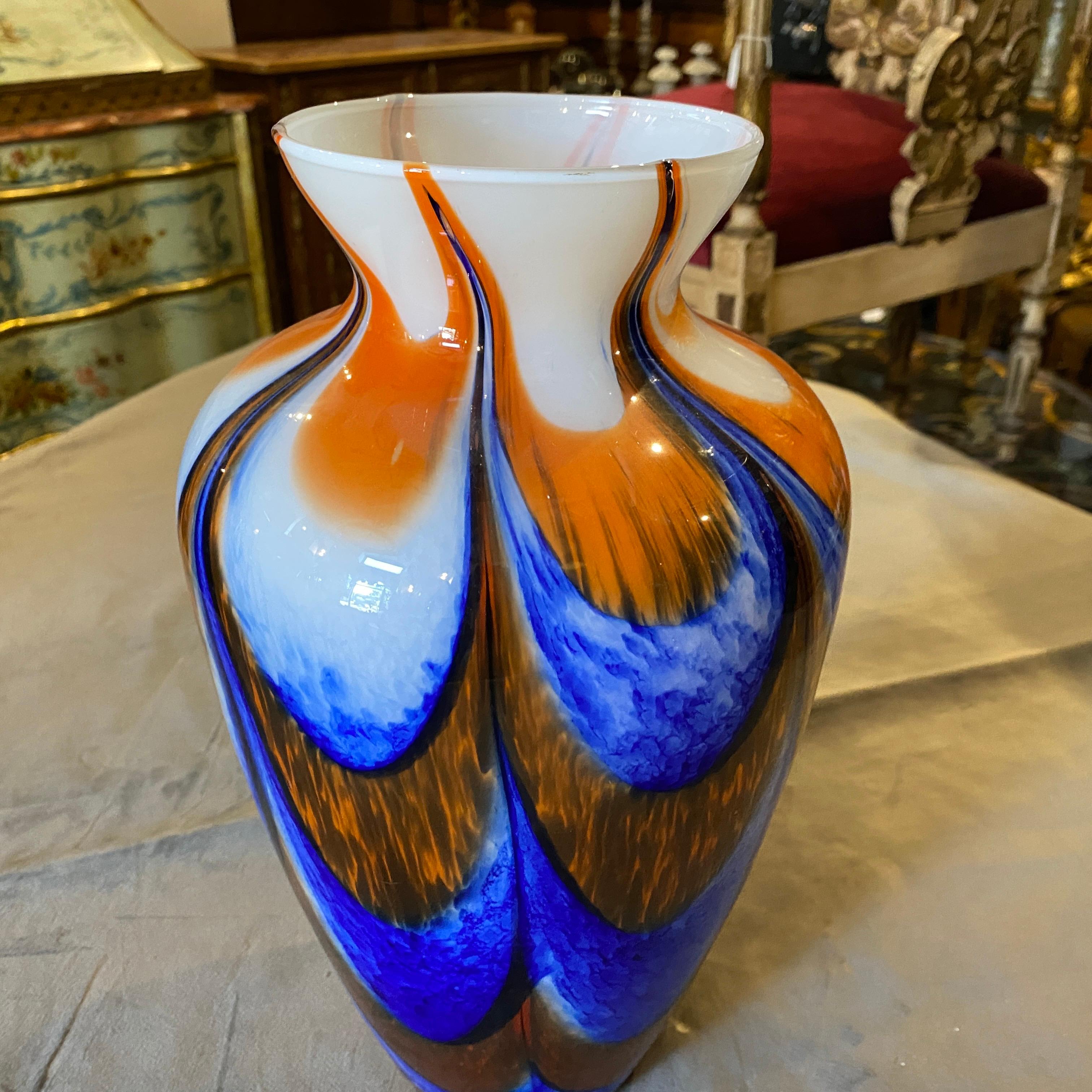 Carlo Moretti Vase aus orangefarbenem und blauem Muranoglas, Mid-Century Modern, 1970er Jahre (Opalglas) im Angebot