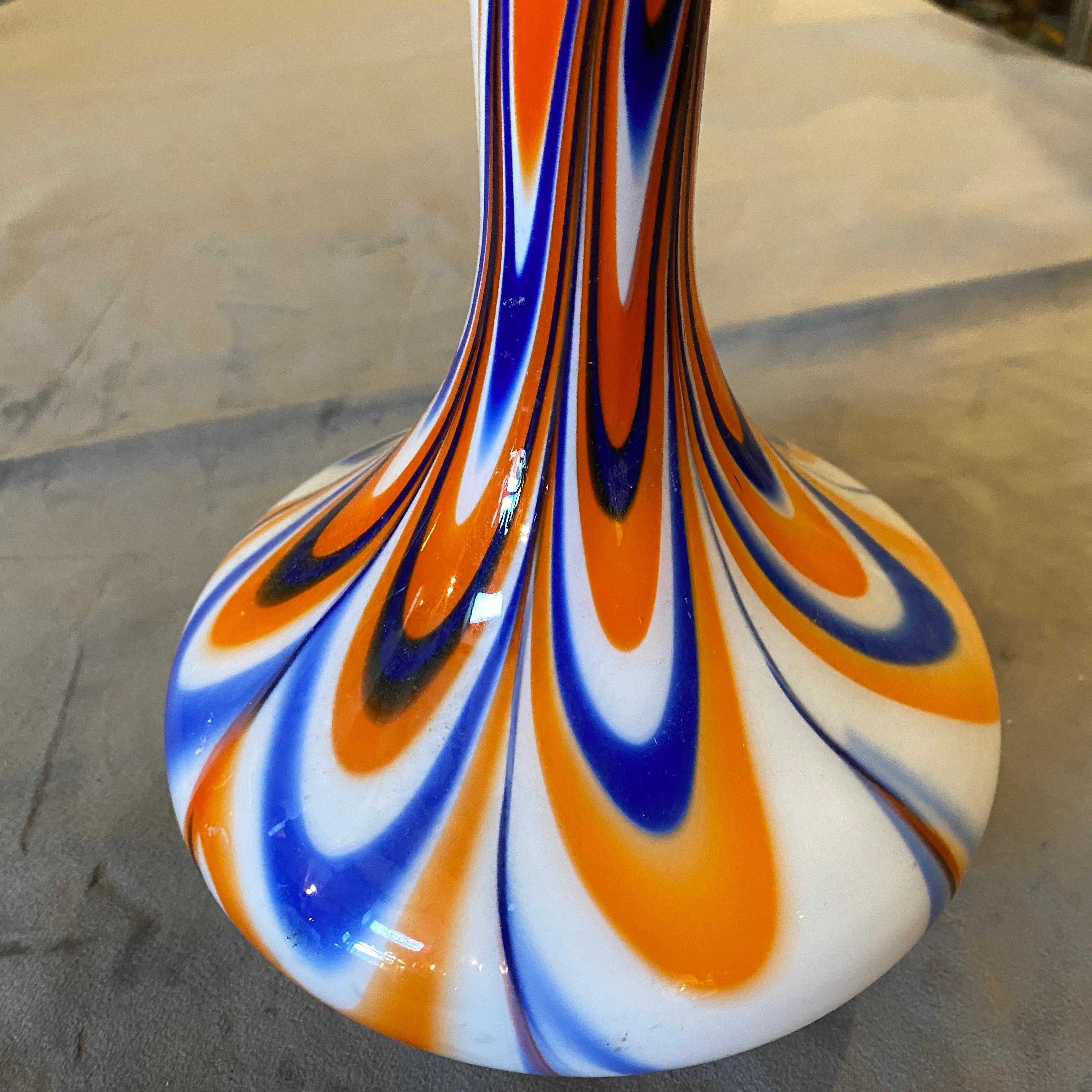 Un vase Italiane fabriqué par Opaline Florence. Opaline entièrement fabriquée à la main, elle est en parfait état. Les couleurs orange et bleue sont typiques de l'époque.