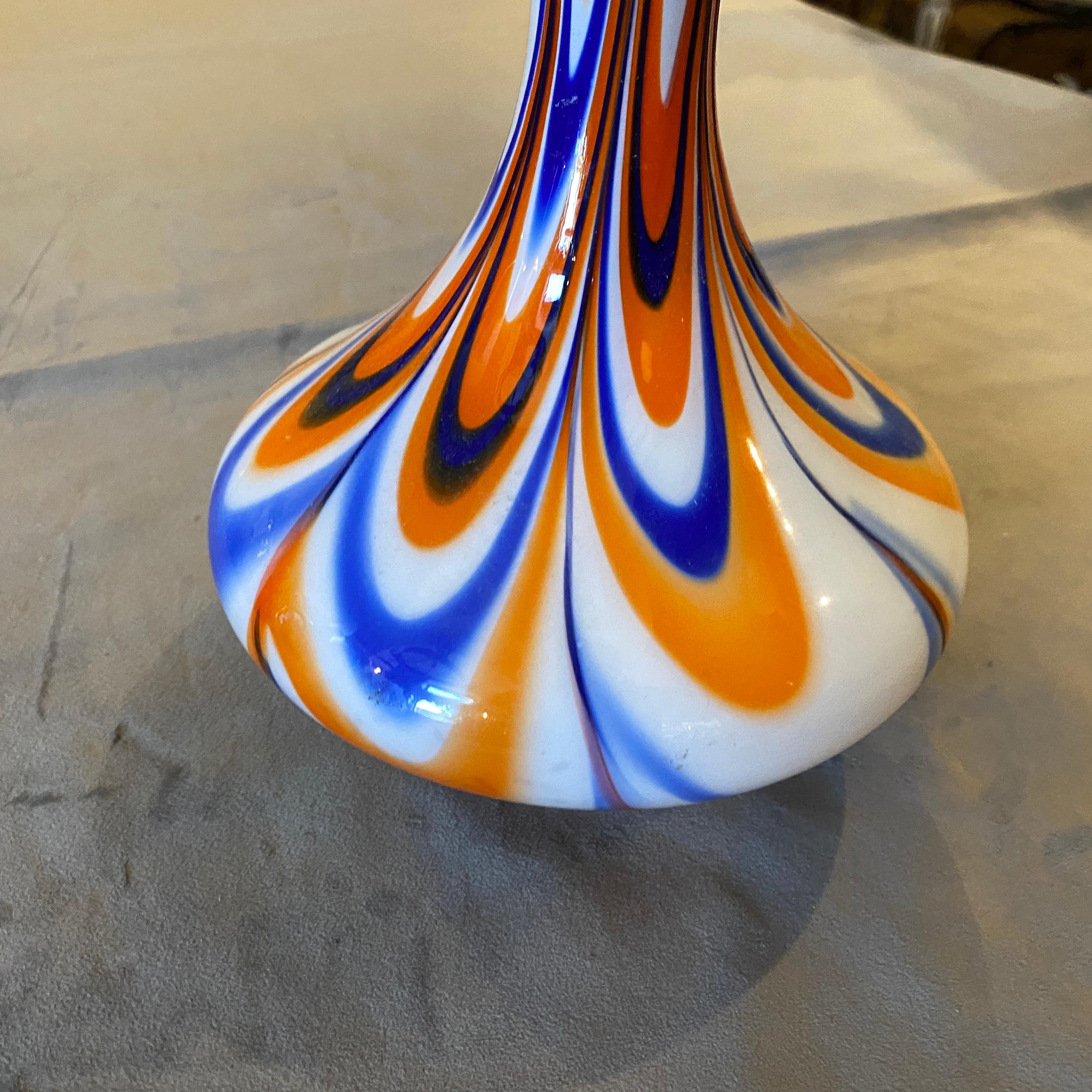 italien Vase en opaline orange et bleu Carlo Moretti des années 1970, de style moderne du milieu du siècle en vente