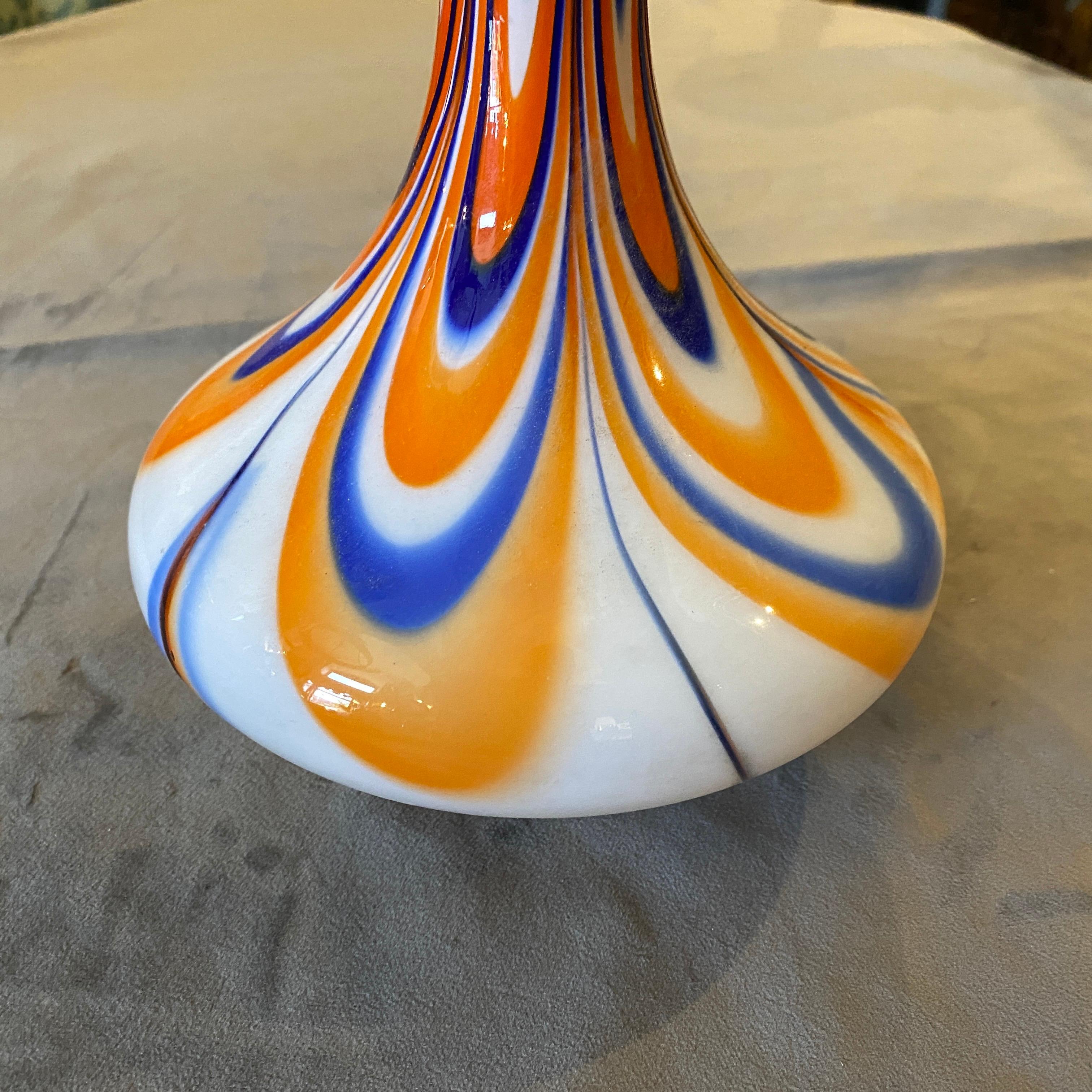 Fait main Vase en opaline orange et bleu Carlo Moretti des années 1970, de style moderne du milieu du siècle en vente