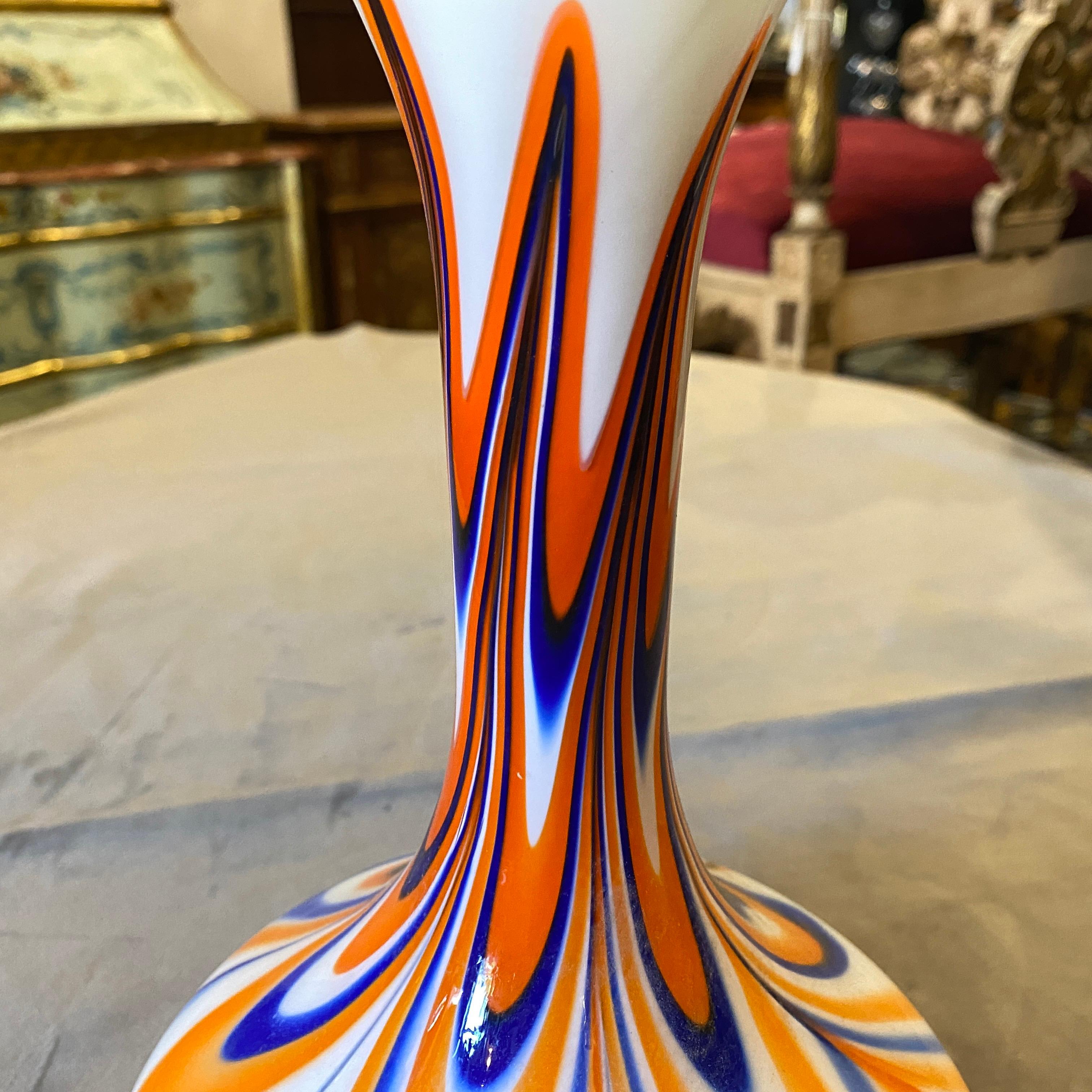 Vase en opaline orange et bleu Carlo Moretti des années 1970, de style moderne du milieu du siècle Bon état - En vente à Aci Castello, IT