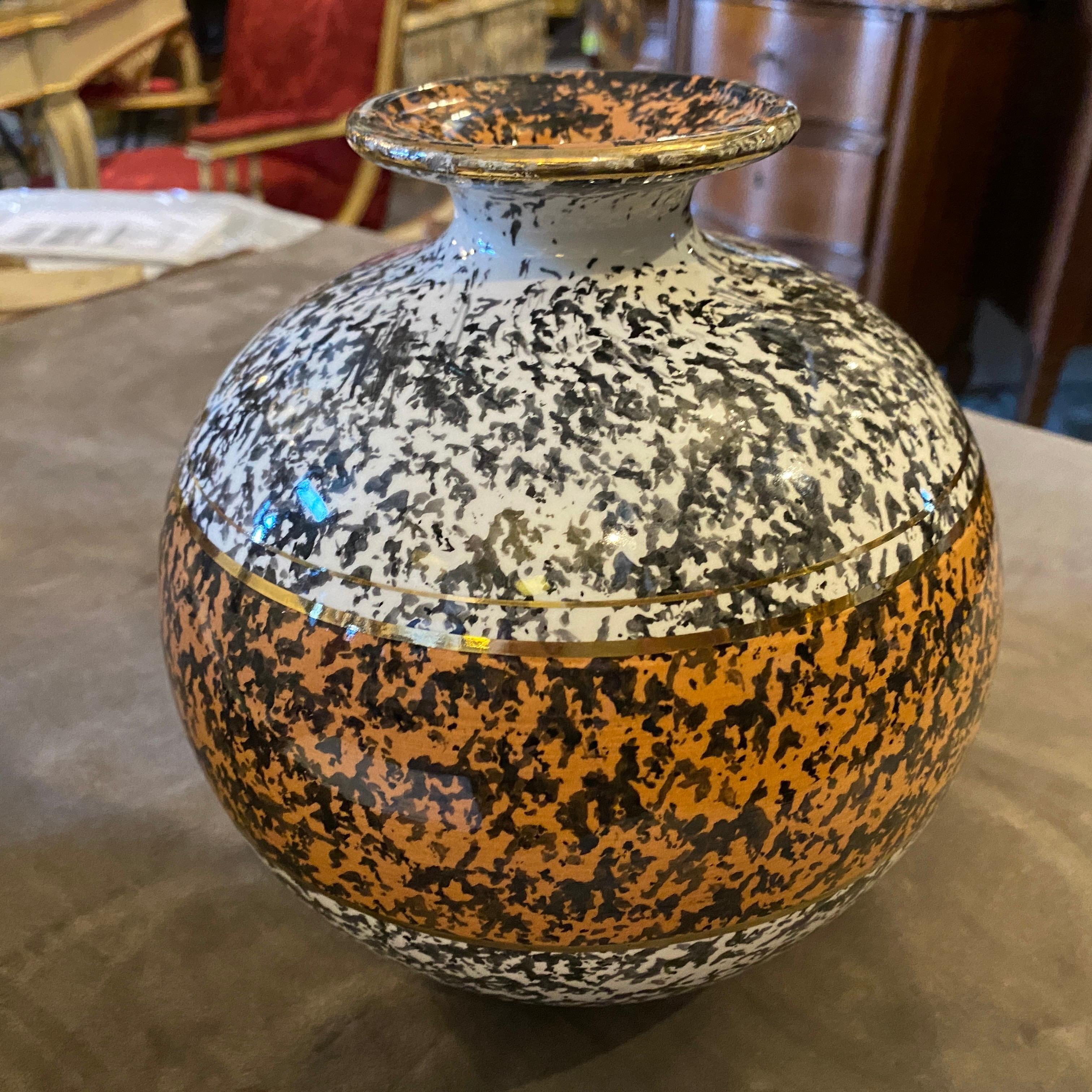 Un vase en céramique conçu et fabriqué à la main en Italie dans les années 50, en bon état. Ce vase italien présente les éléments de design emblématiques de cette époque. Dans les années 1970, le design moderne du milieu du siècle présentait souvent
