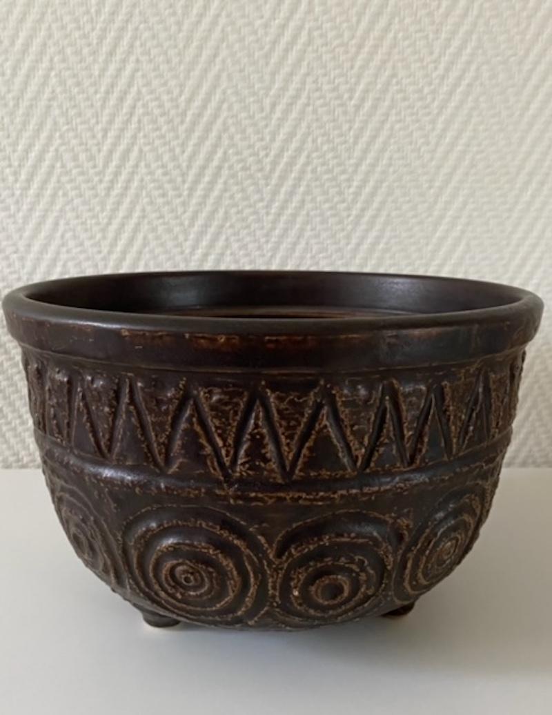 Jasba großer brauner Keramikblumentopf mit aztekischen Symbolen. Das Pflanzgefäß ist in neuwertigem Zustand.