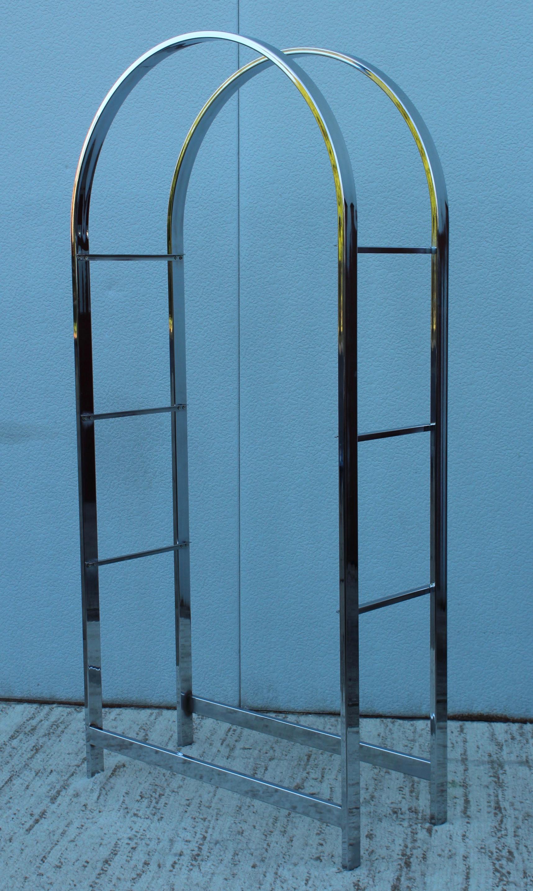 Étagère en forme d'arc en chrome, mi-siècle moderne, années 1970 en vente 8