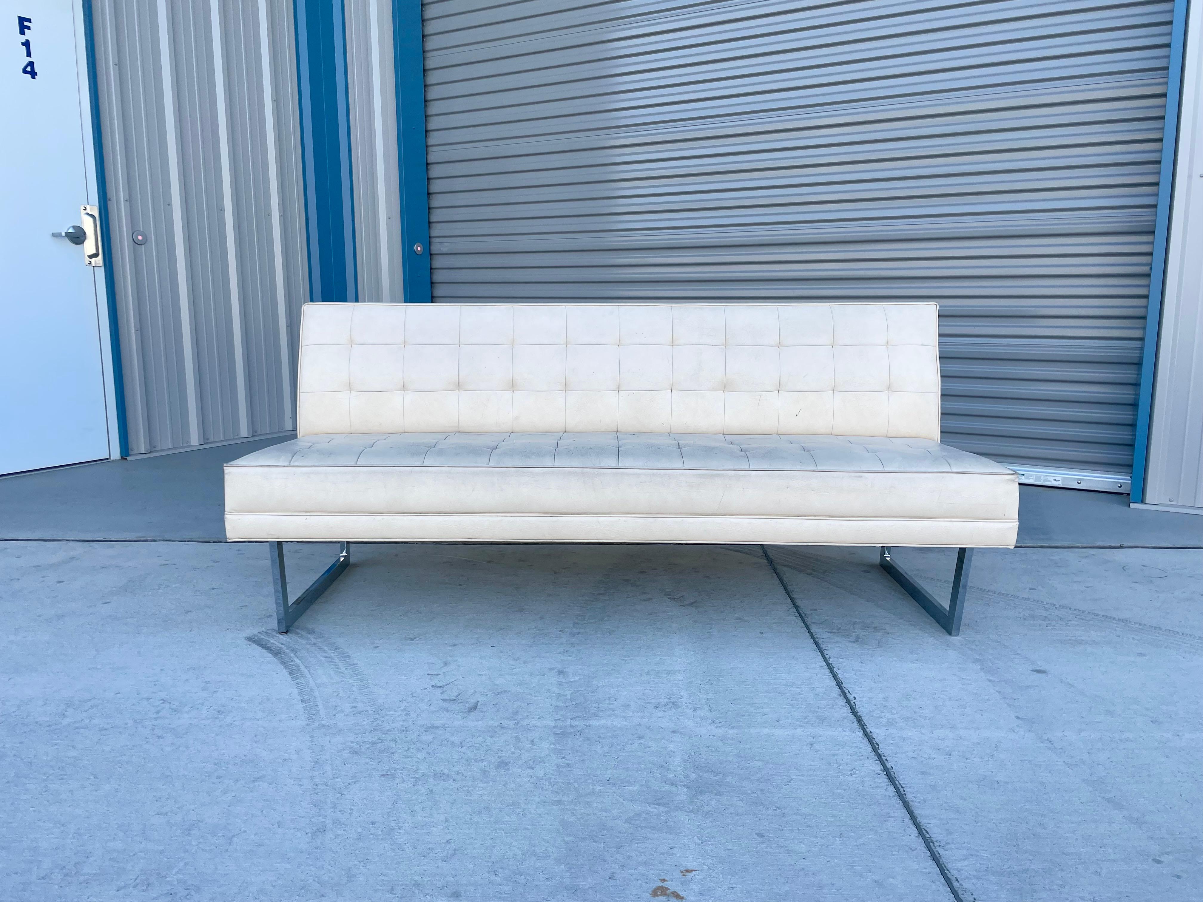 Chrom- und Ledersofa aus der Mitte des Jahrhunderts, entworfen und hergestellt in den Vereinigten Staaten um 1970. Dieses atemberaubende Sofa hat einen weißen Lederbezug, der auf zwei verchromten Beinen ruht. Das Sofa muss gepolstert werden, aber