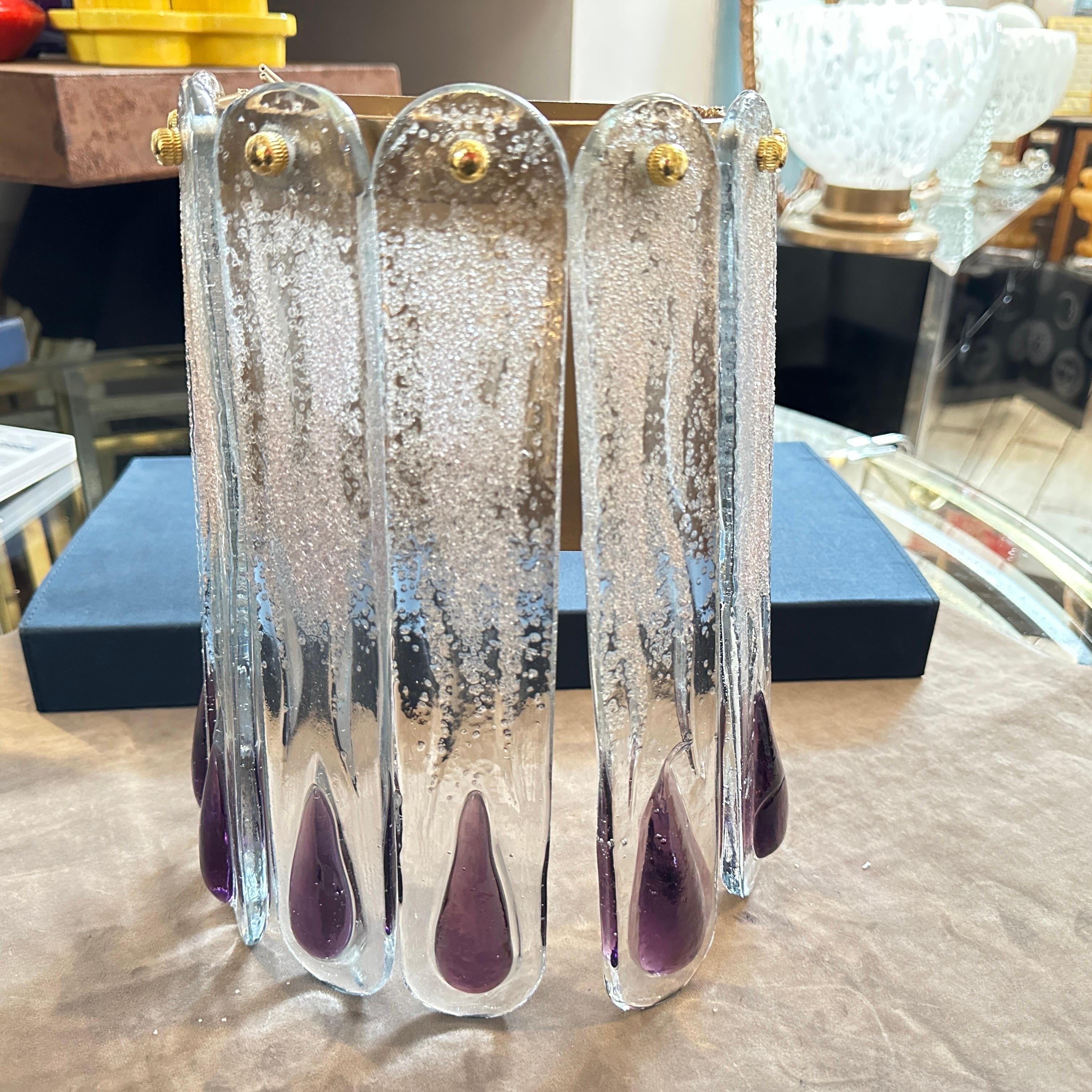 Un'incredibile applique in vetro di Murano del Mid-Century Modern degli anni '70, un'accattivante miscela di artigianato italiano e design artistico. Realizzato a mano a Murano, in Italia, questo squisito pezzo presenta una serie di elementi