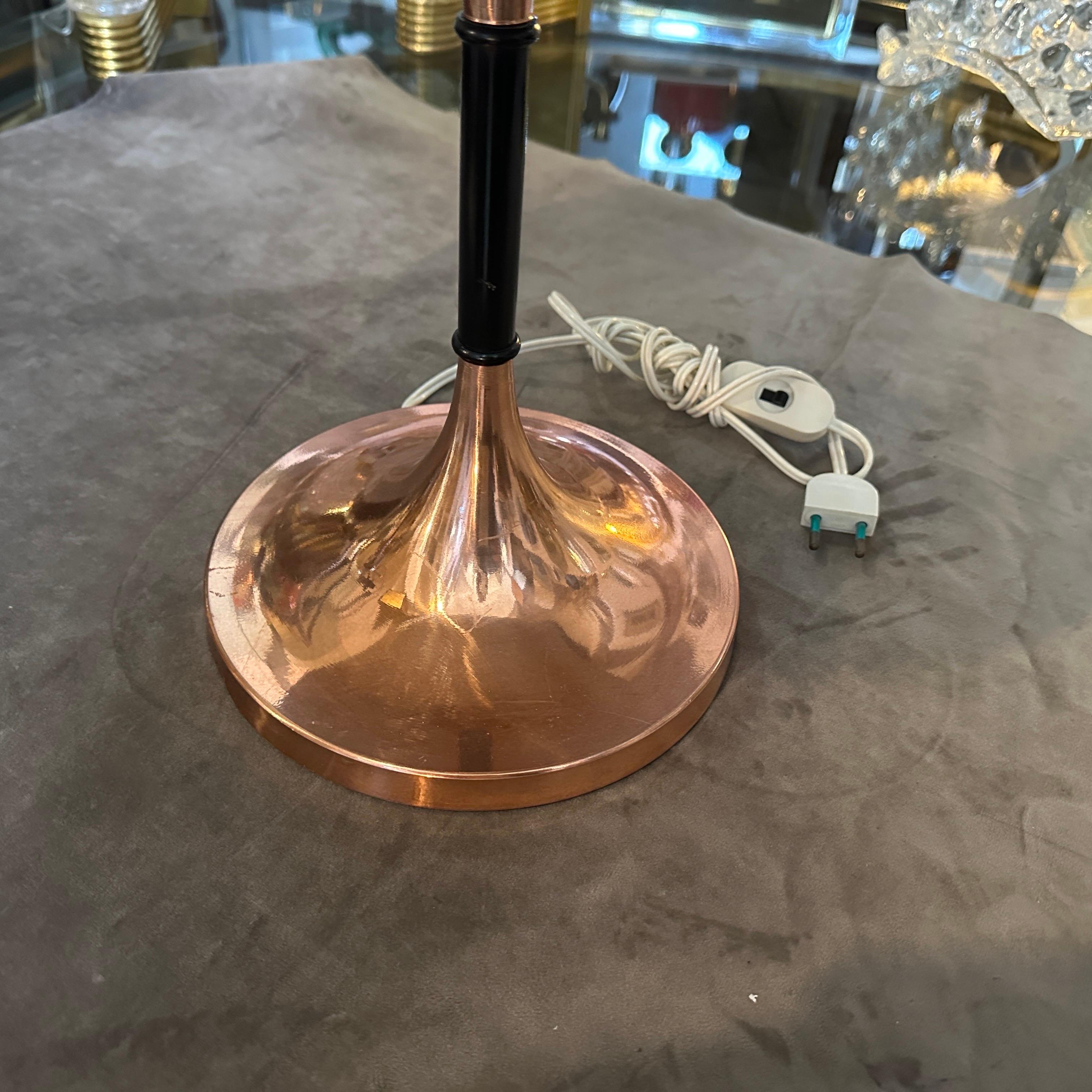 Lámpara de sobremesa italiana de cobre y acero de mediados de siglo XX en venta 4