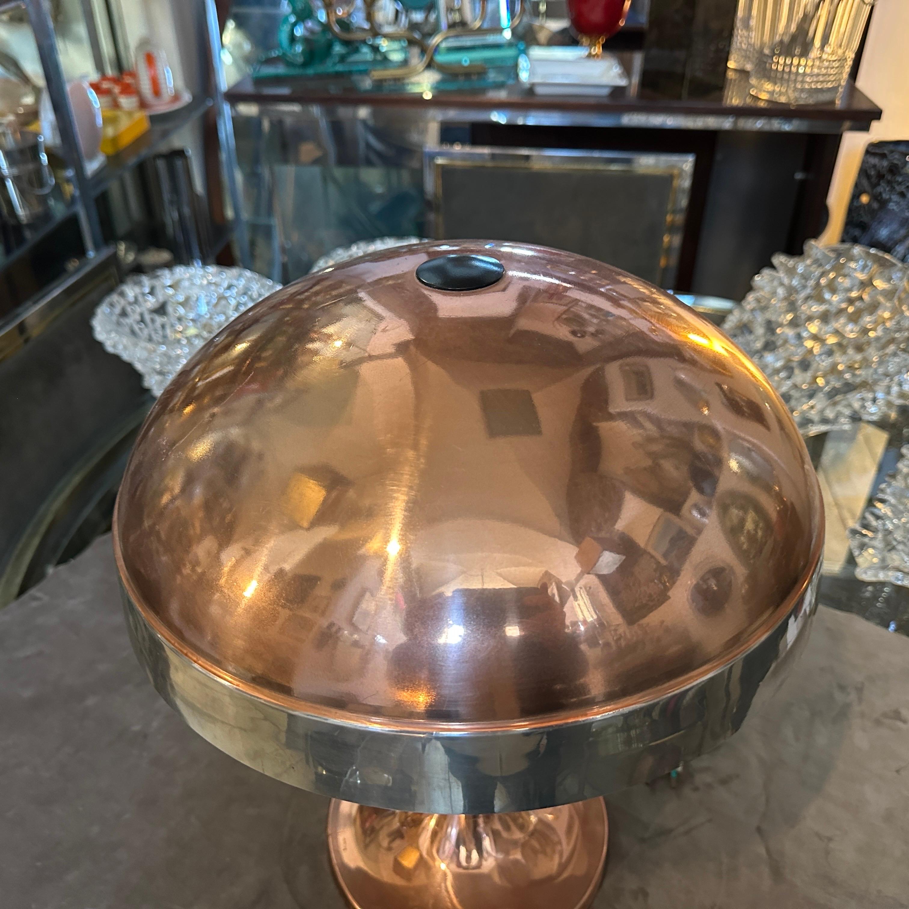Lámpara de sobremesa italiana de cobre y acero de mediados de siglo XX en venta 5