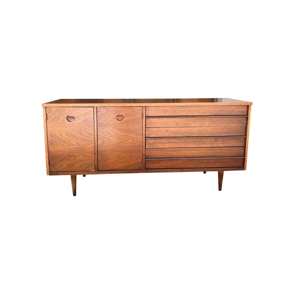 Credenza moderna di metà secolo con cassettiera di Bassett

Questa splendida credenza-cassettiera Mid-Century Modern di Bassett combina un'eccezionale maestria con un design elegante e senza tempo. Dotato di un ampio spazio di archiviazione, offre