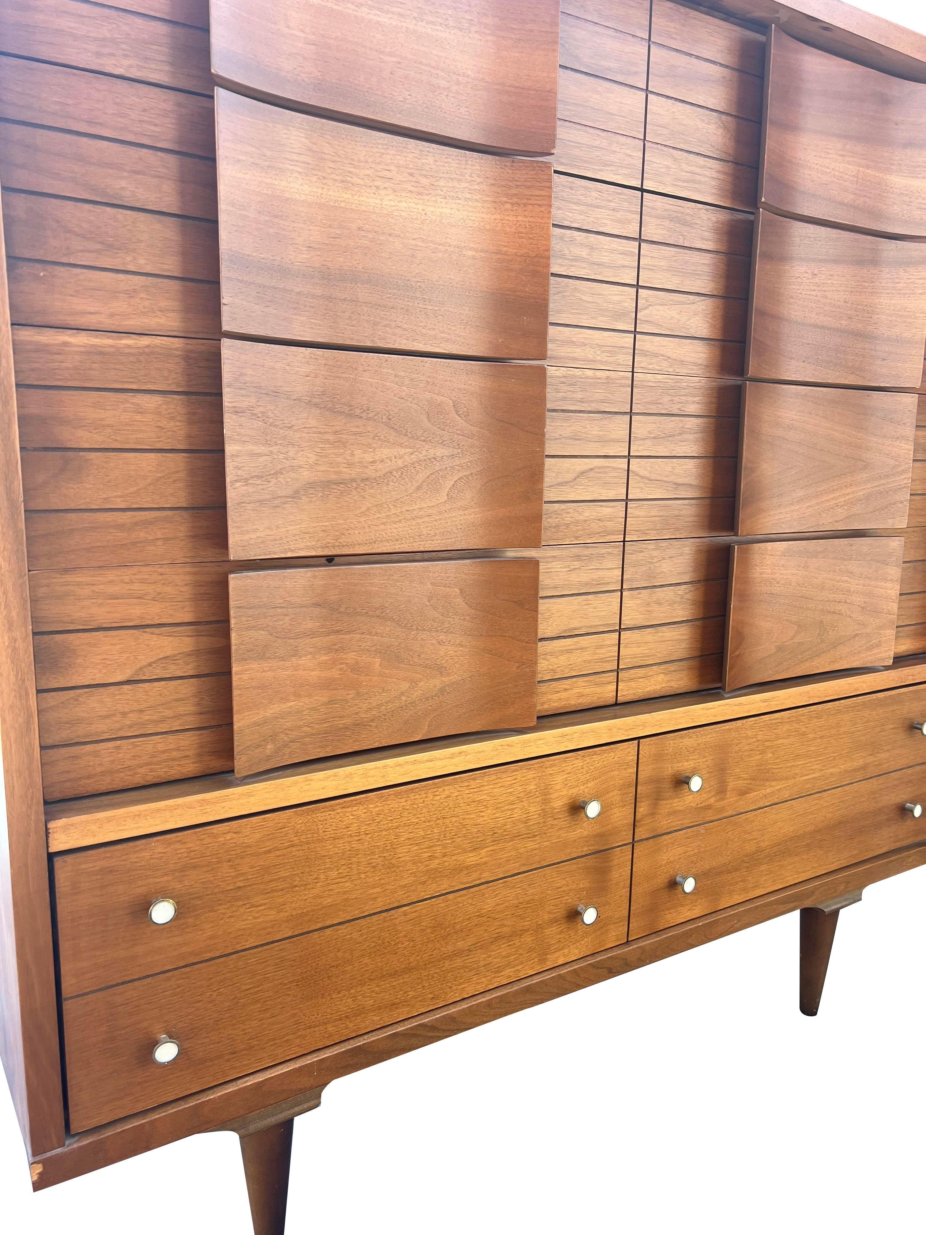 1970 Mid Century Modern Designer Tall Dresser Highboy en vente 3
