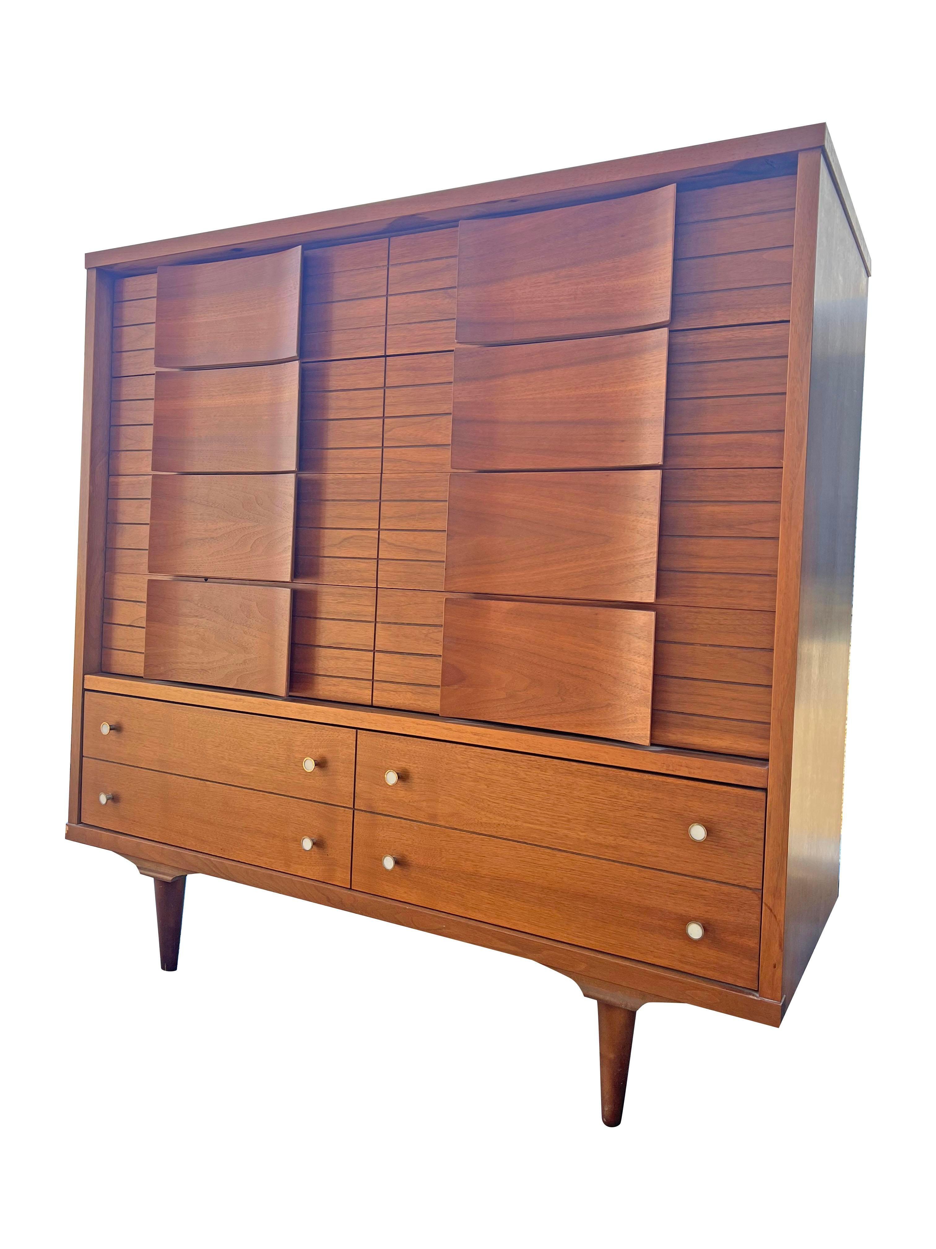 Grande commode/One design moderne du milieu du siècle.

Cette commode haute moderne du milieu du siècle est un meuble étonnant qui ajoutera une touche de sophistication à votre chambre à coucher. Sa forme unique et ses nombreux rangements la rendent
