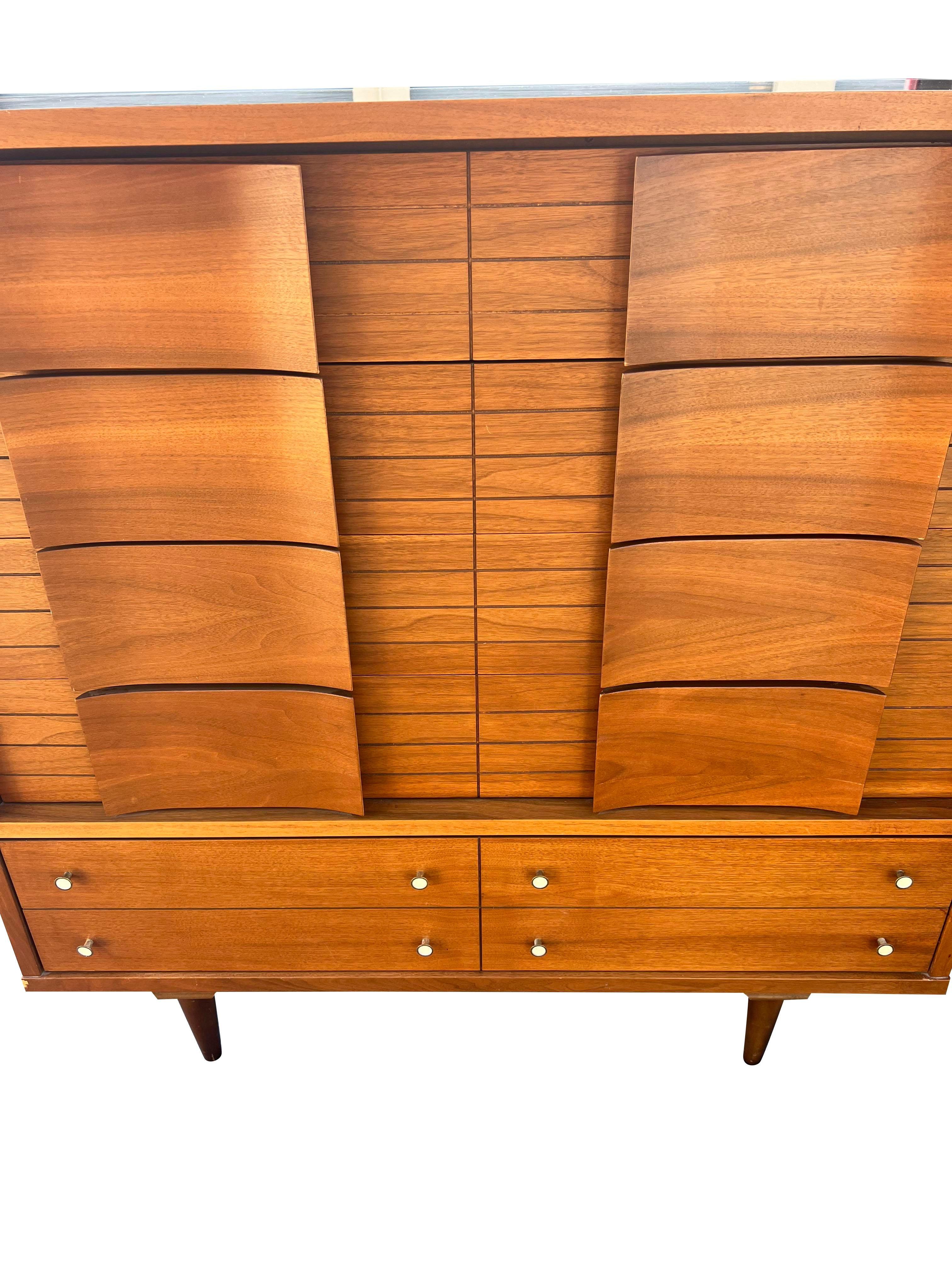 Mid-Century Modern 1970 Mid Century Modern Designer Tall Dresser Highboy en vente