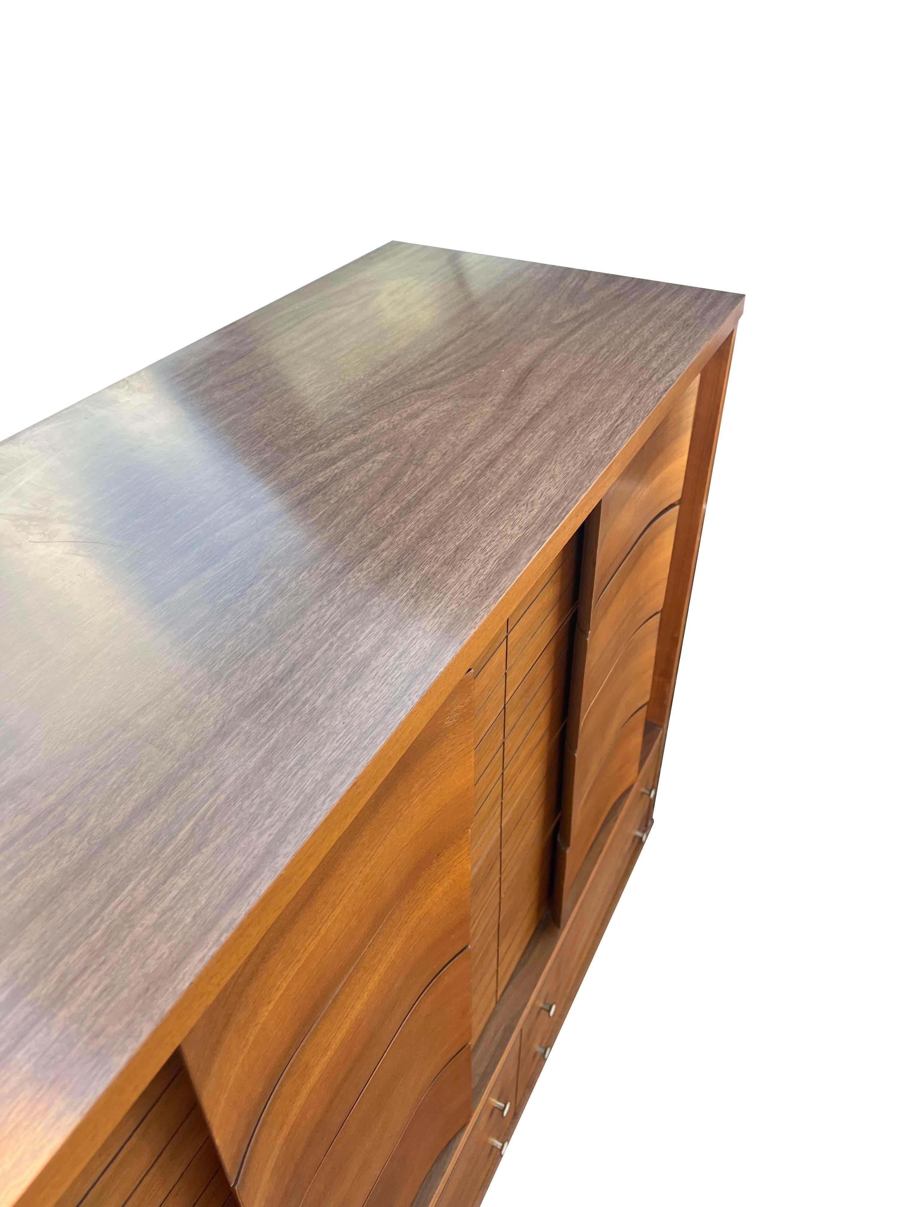 1970 Mid Century Modern Designer Tall Dresser Highboy Bon état - En vente à Saddle River, NJ