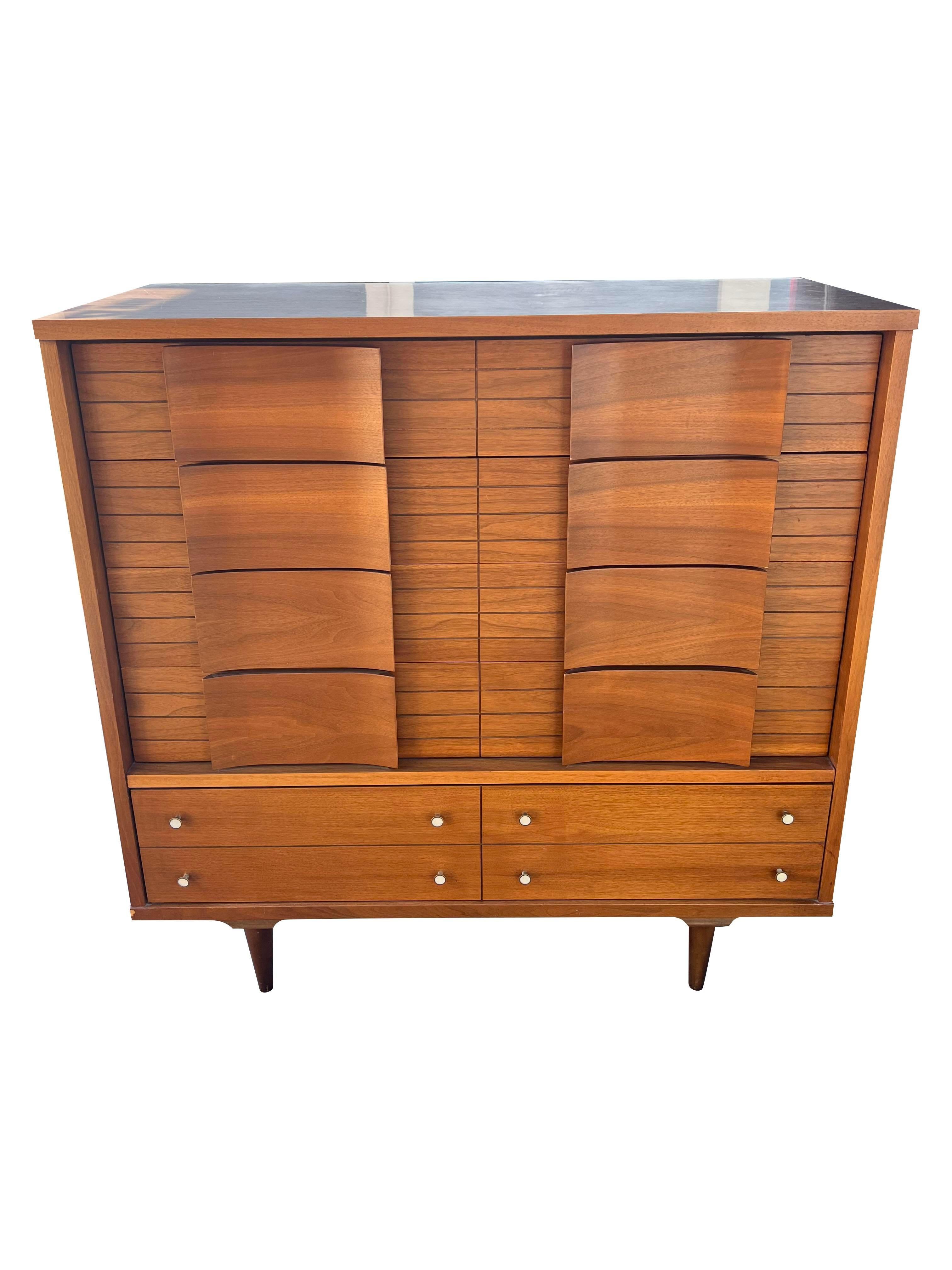 Fin du 20e siècle 1970 Mid Century Modern Designer Tall Dresser Highboy en vente