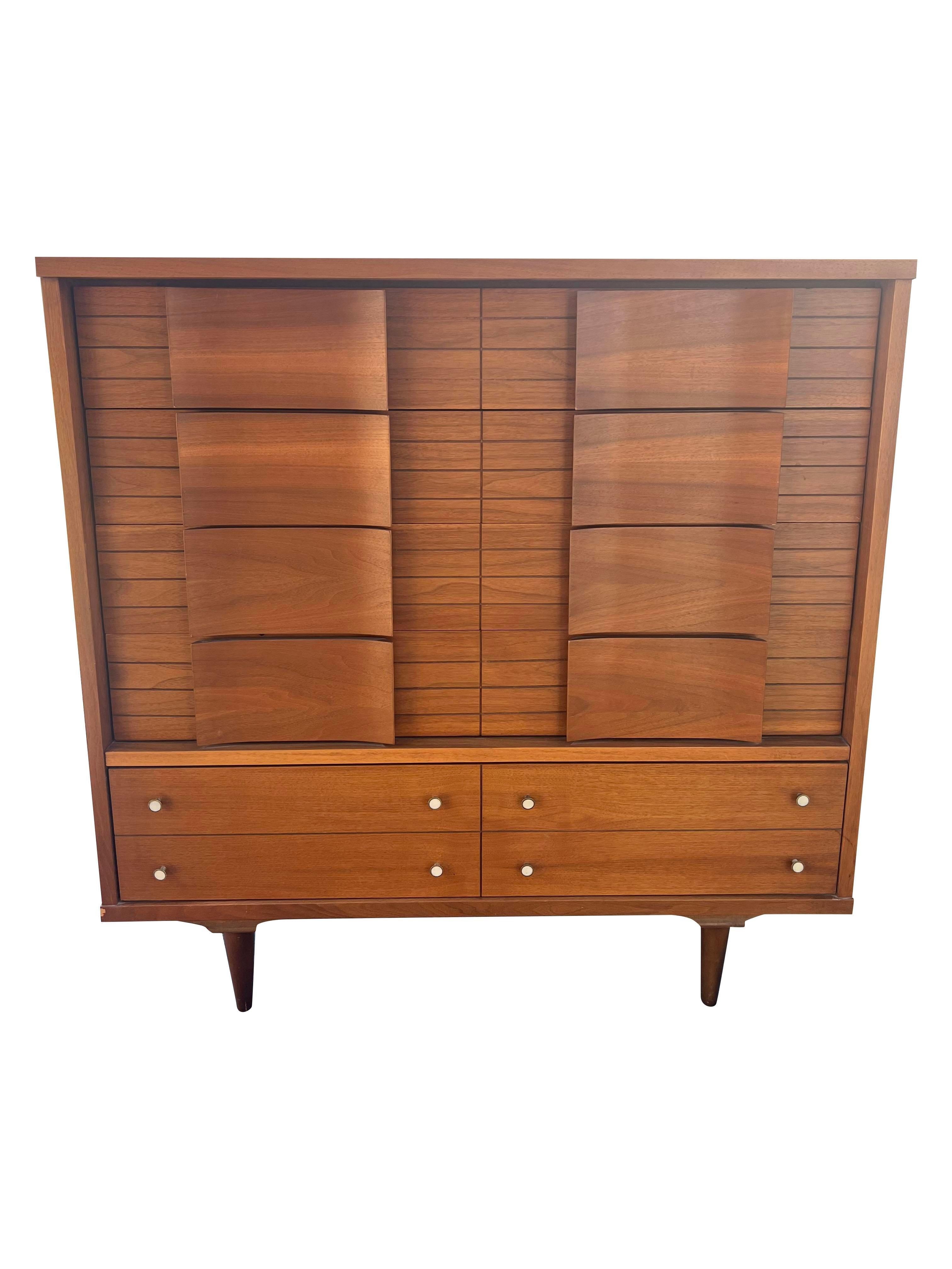 Bois 1970 Mid Century Modern Designer Tall Dresser Highboy en vente