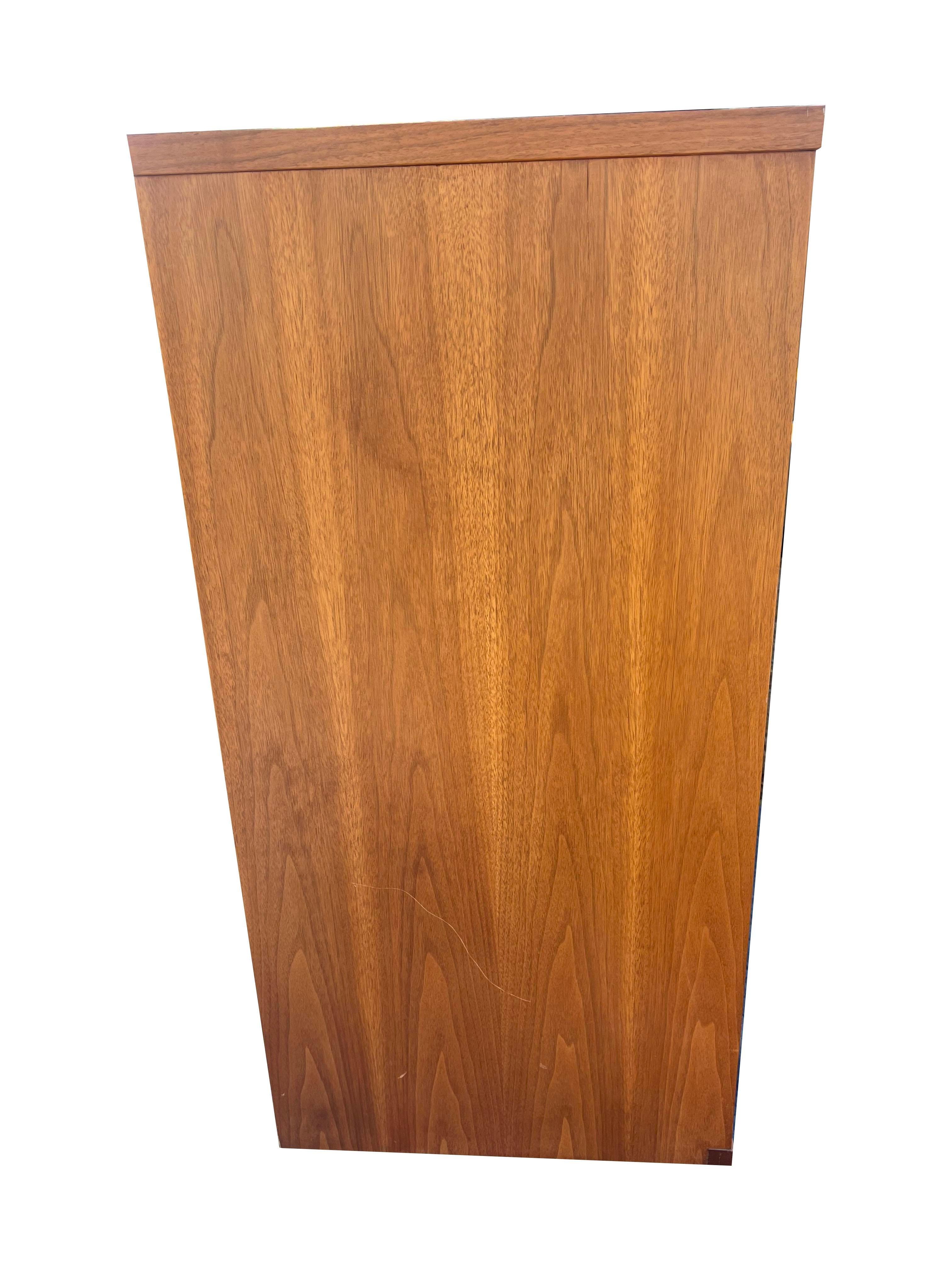 1970 Mid Century Modern Designer Tall Dresser Highboy en vente 1