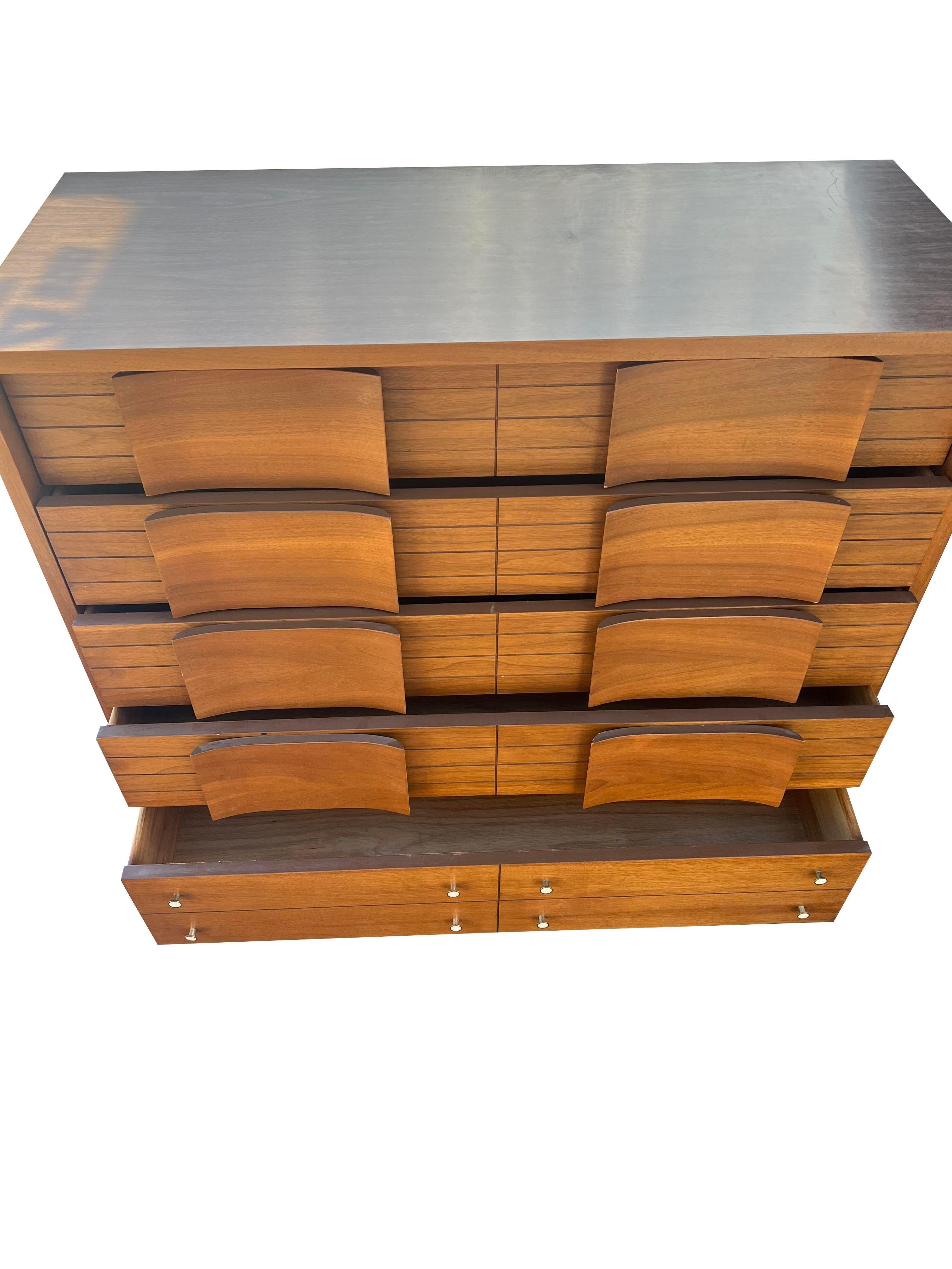 1970 Mid Century Modern Designer Tall Dresser Highboy en vente 2