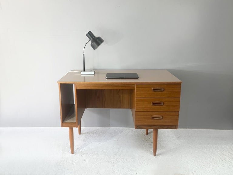 1970's Mid-Century Modern Desk by Schreiber Furniture For Sale at 1stDibs