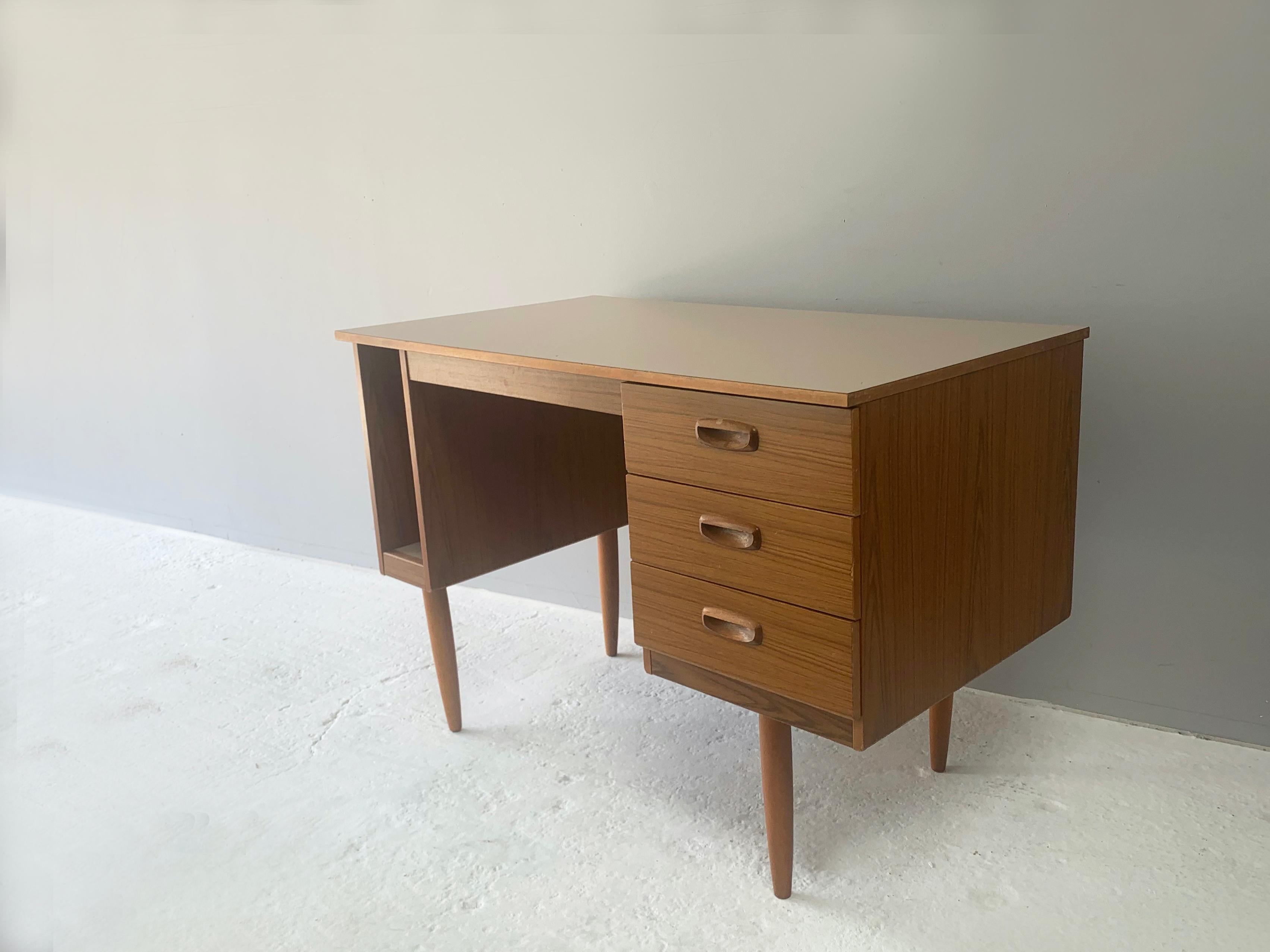 Mid-Century Modern Bureau moderne mi-siècle des années 1970 par Schreiber Furniture en vente