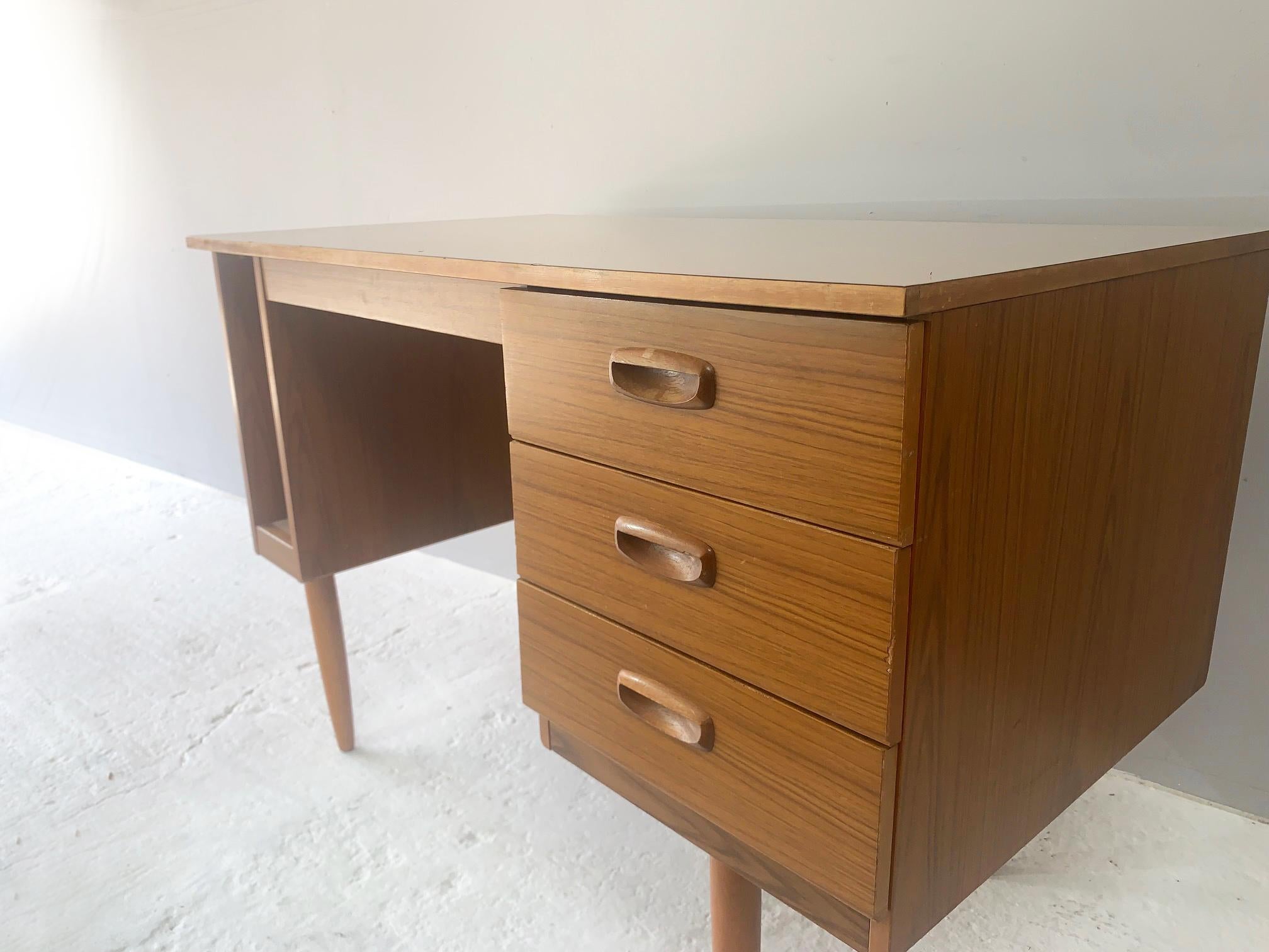 Britannique Bureau moderne mi-siècle des années 1970 par Schreiber Furniture