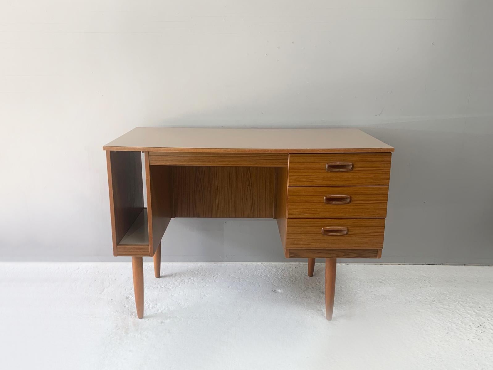 Bureau moderne mi-siècle des années 1970 par Schreiber Furniture Bon état - En vente à London, GB