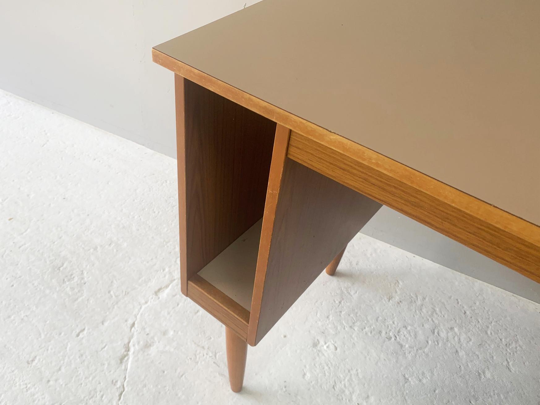 1970’s Mid-Century Modern Desk by Schreiber Furniture In Good Condition For Sale In London, GB