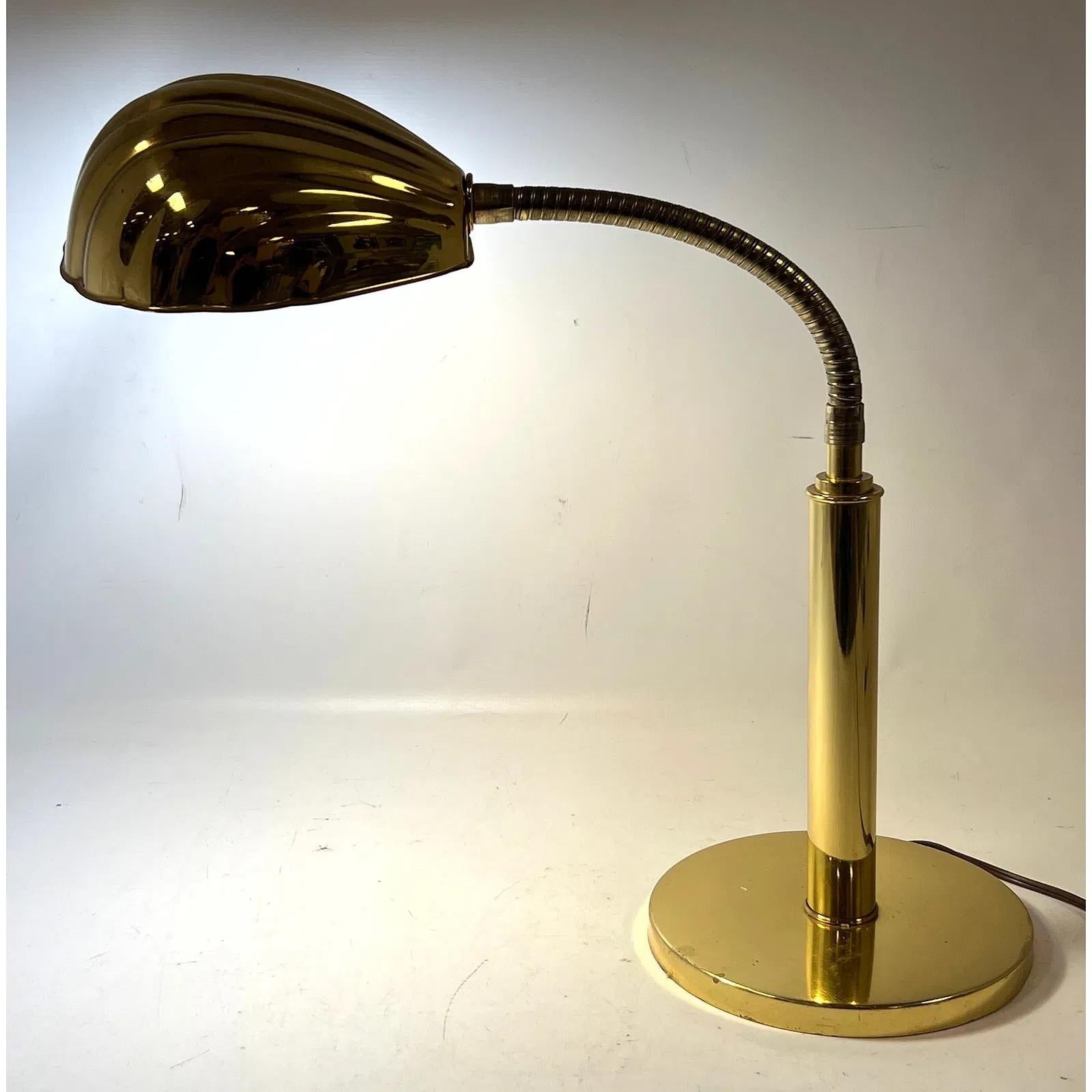 1970s Mid Century Modern Desk Lamp With Shell-Form Shade Moderno de mediados de siglo en venta