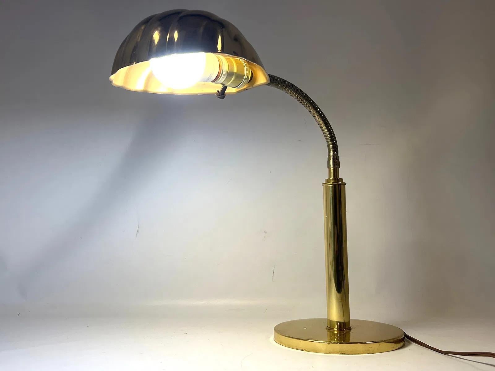 1970s Mid Century Modern Desk Lamp With Shell-Form Shade Estadounidense en venta