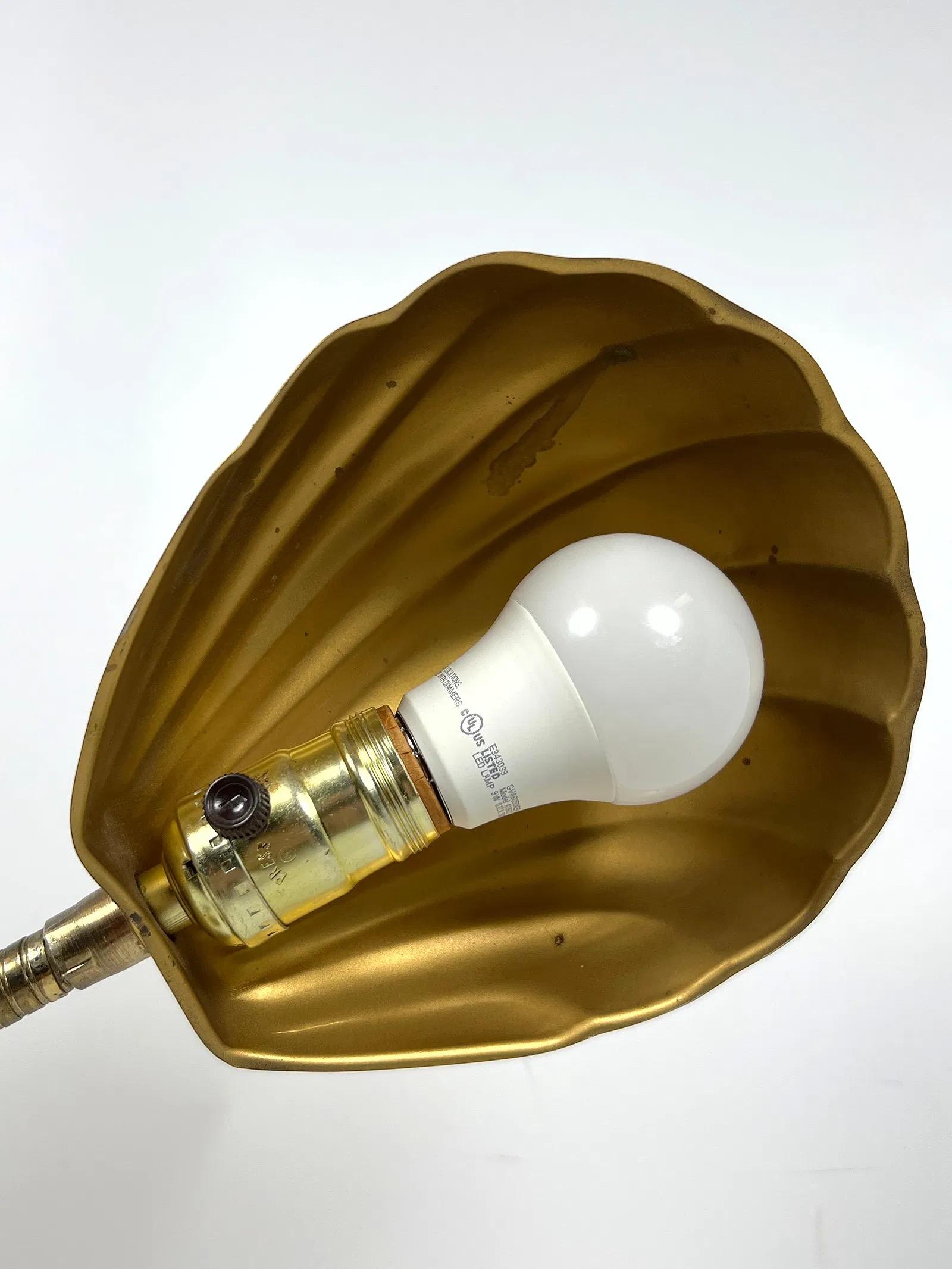 1970s Mid Century Modern Desk Lamp With Shell-Form Shade en Bueno estado para la venta en Elkton, MD