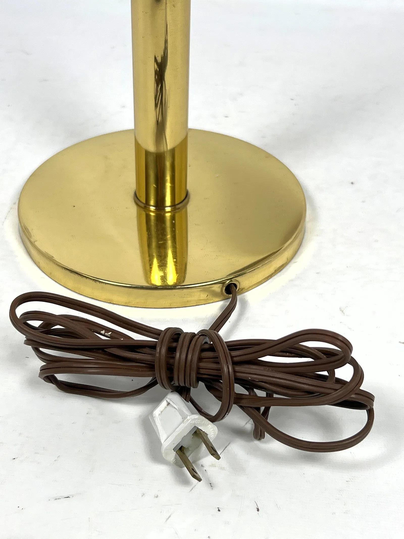 1970s Mid Century Modern Desk Lamp With Shell-Form Shade Metal en venta