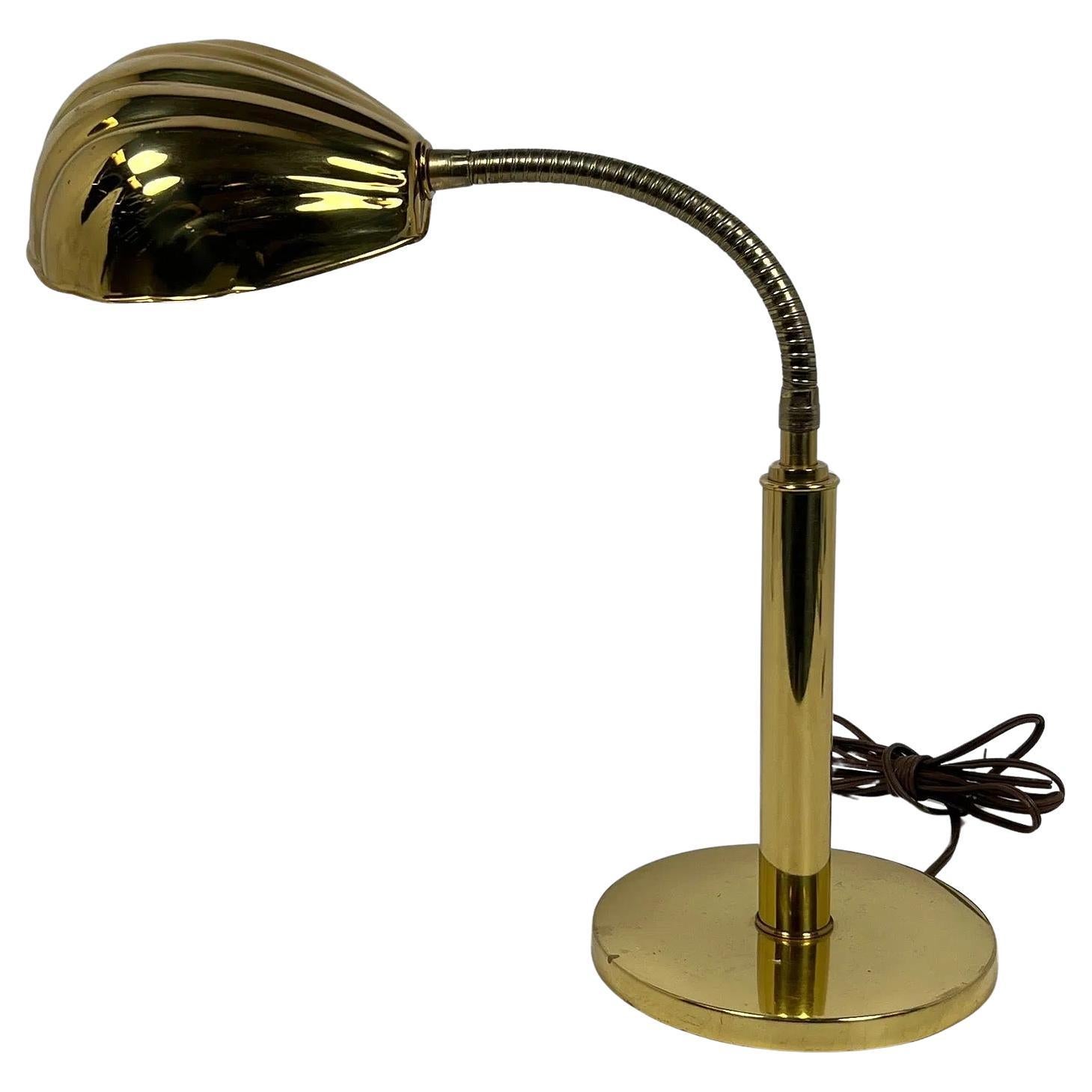 1970s Mid Century Modern Desk Lamp With Shell-Form Shade en venta