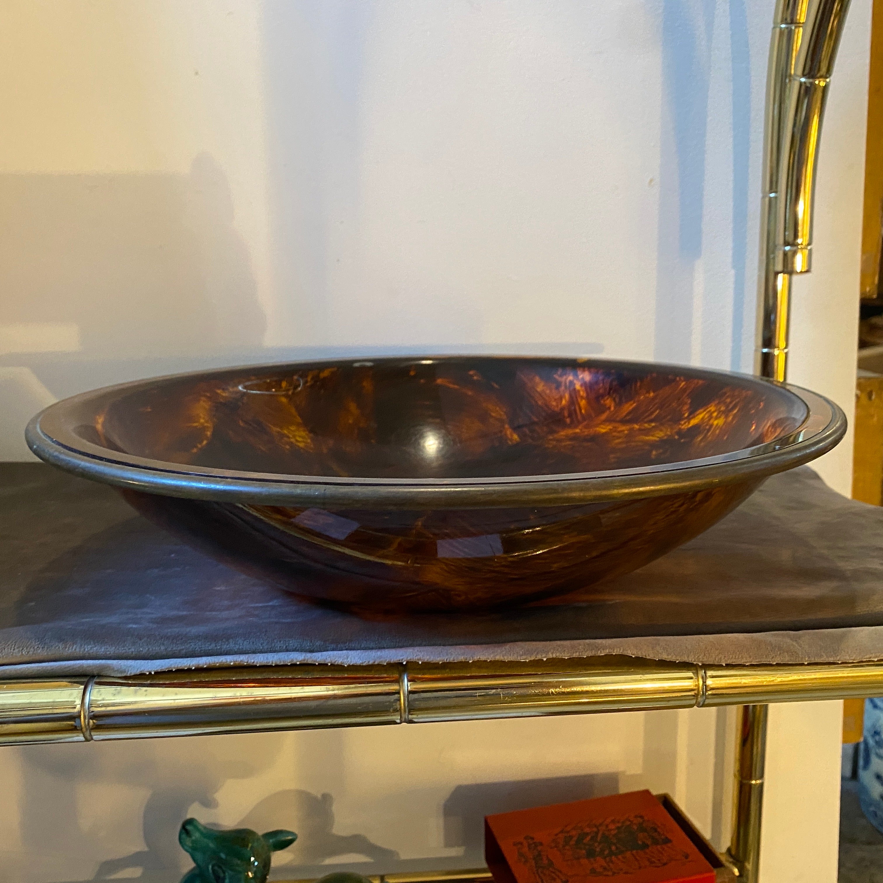 1970s, Mid-Century Modern Fake Tortoise Lucite and Brass Italian Round Bowl In Good Condition For Sale In Aci Castello, IT