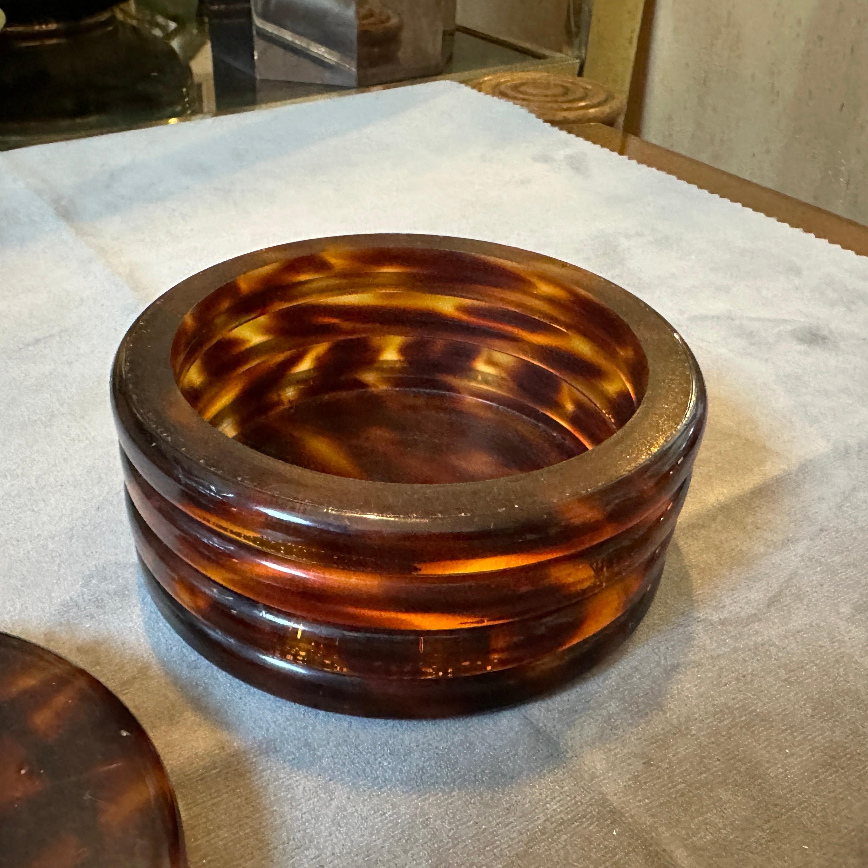 1970s Mid-Century Modern Fake Tortoise Shell Lucite Round Jewelry Box In Good Condition For Sale In Aci Castello, IT