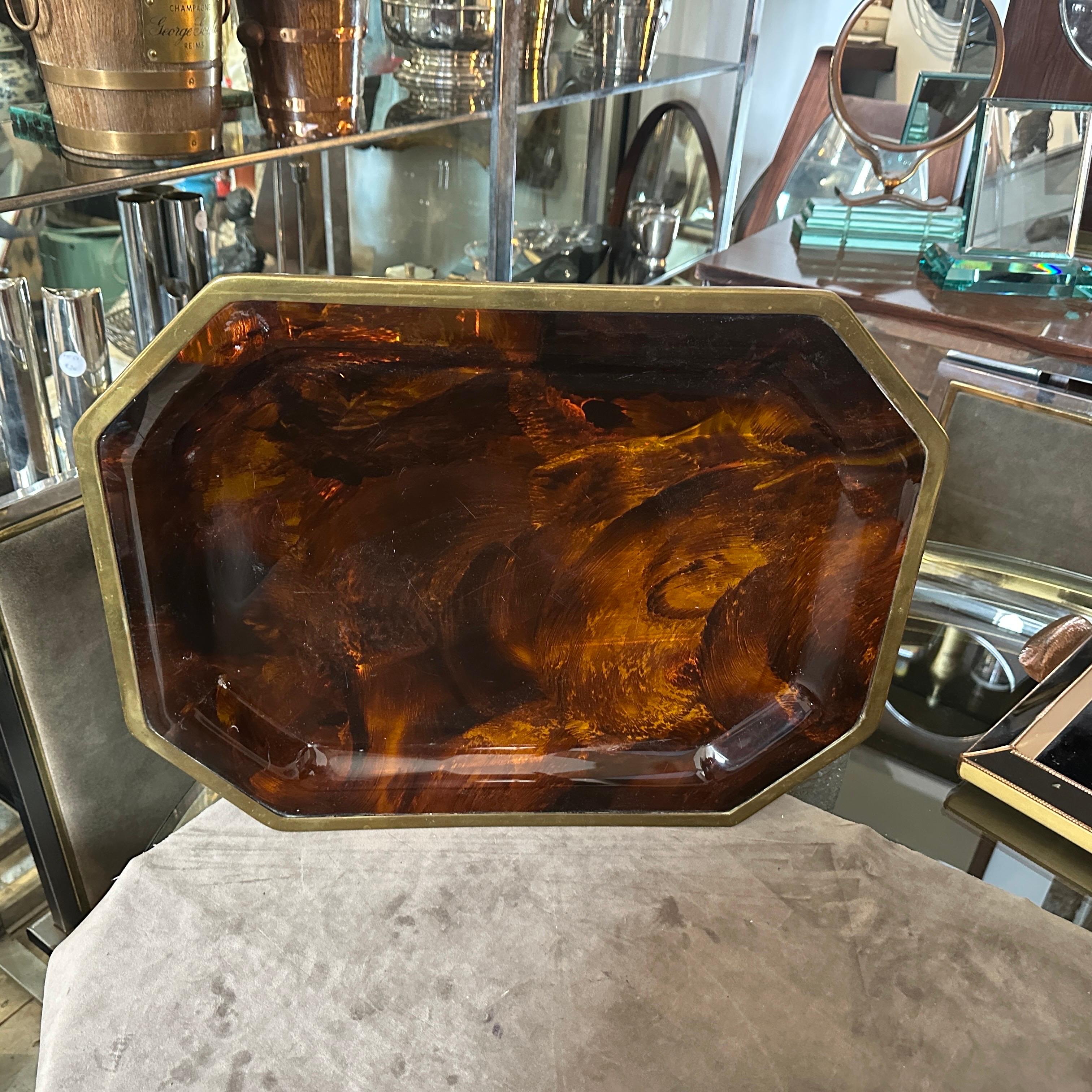 1970S Mid-Century Modern Fake Tortoiseshell Lucite and Brass Octagonal Tray In Good Condition For Sale In Aci Castello, IT