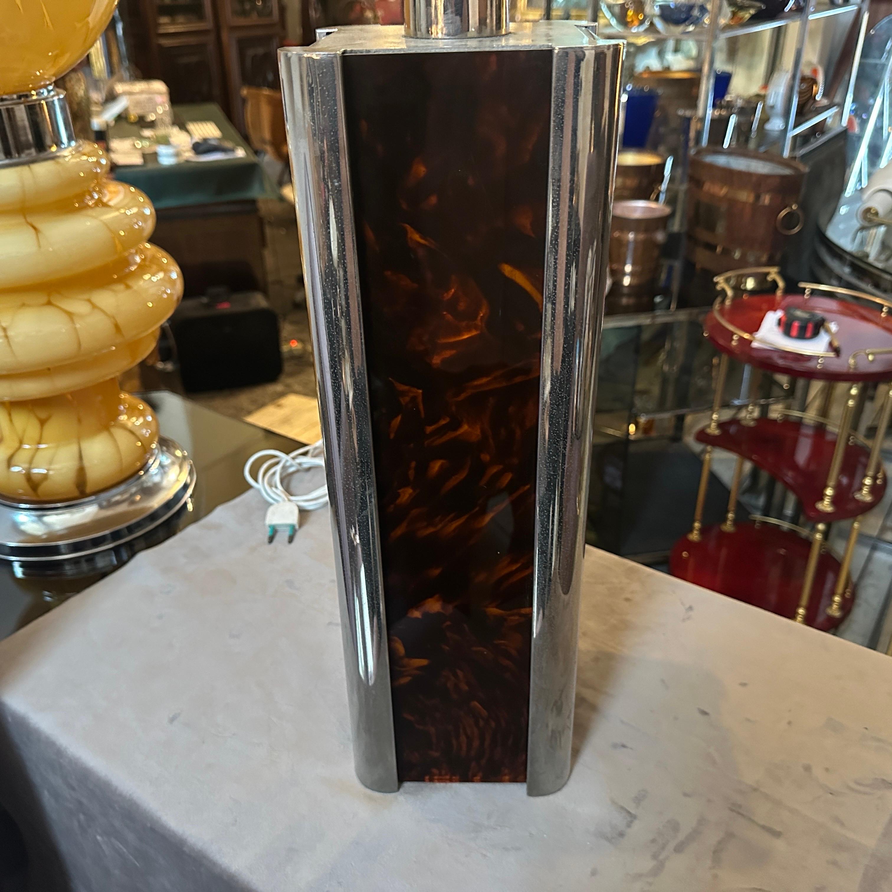 1970s Mid-Century Modern Fake Tortoiseshell Lucite and Silver Plate Table Lamp (lampe de table en écaille de tortue et en métal argenté) en vente 8