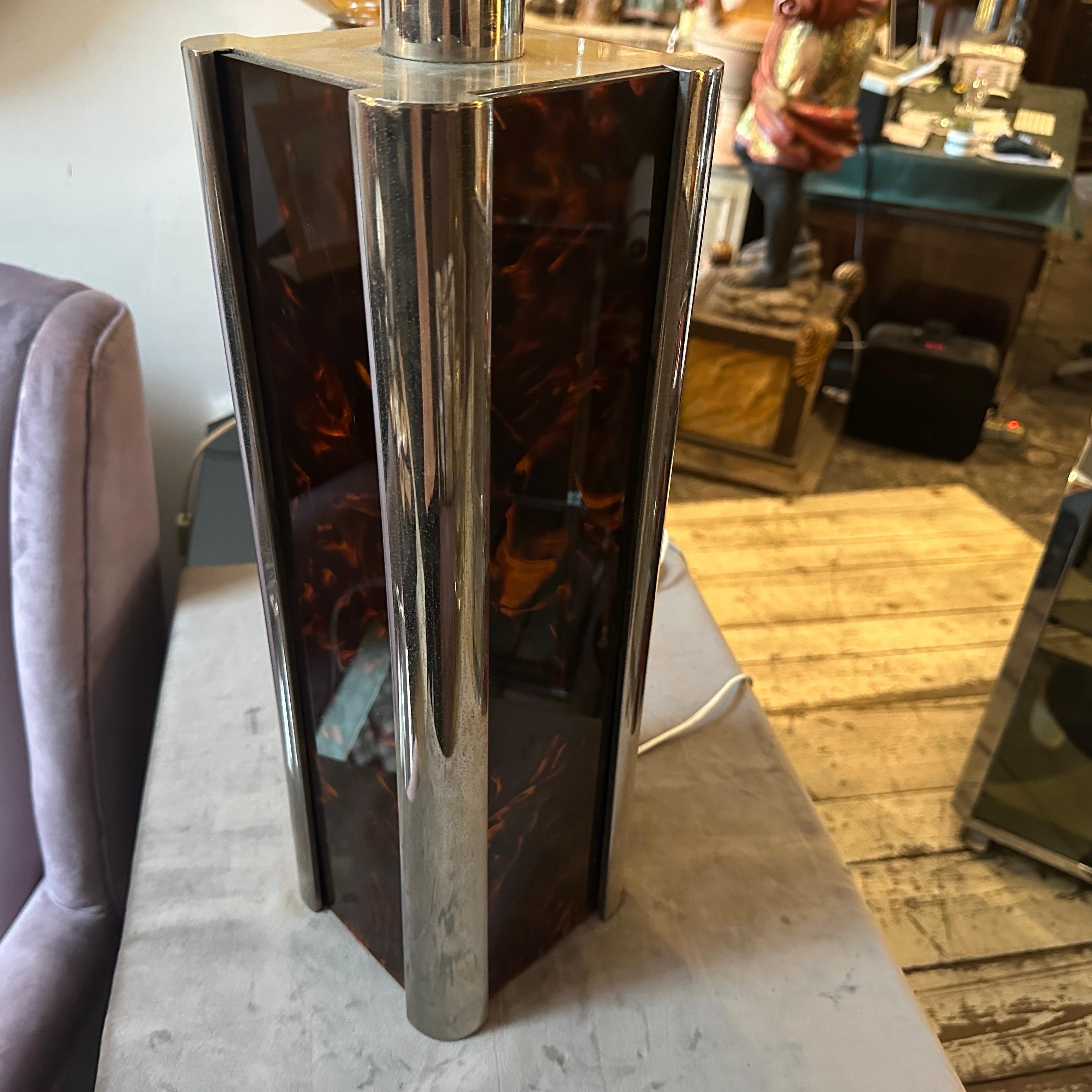 1970s Mid-Century Modern Fake Tortoiseshell Lucite and Silver Plate Table Lamp (lampe de table en écaille de tortue et en métal argenté) en vente 9