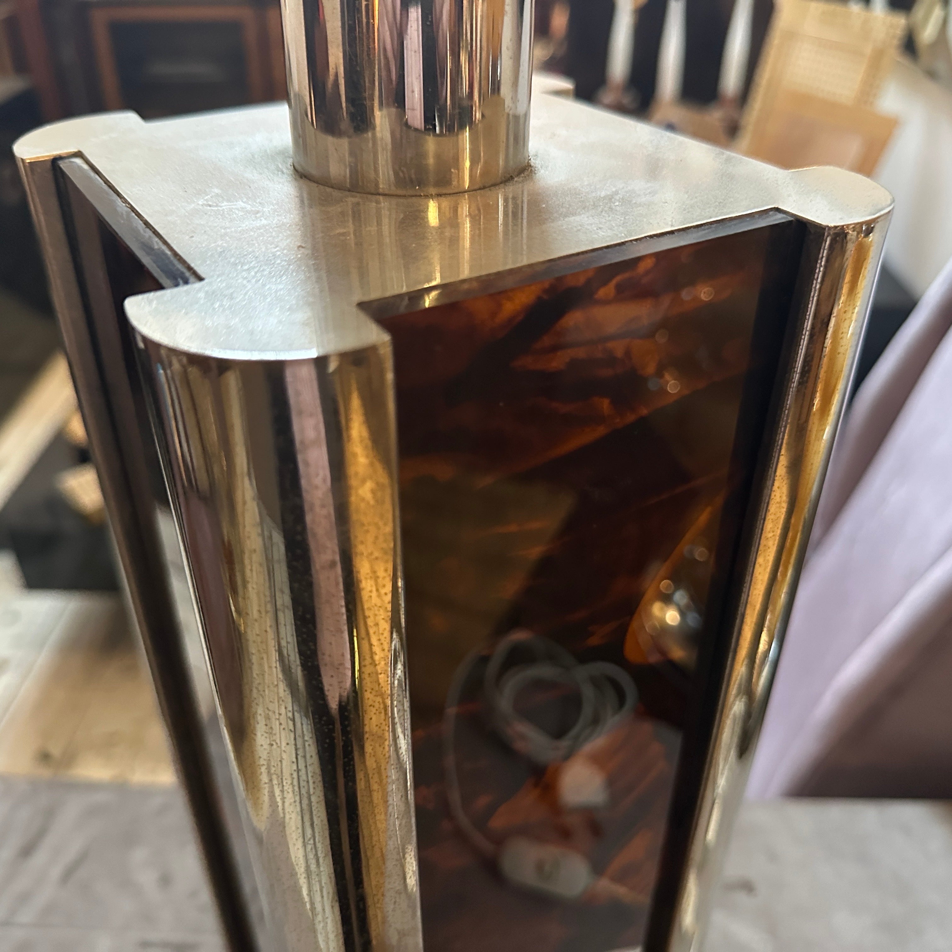 1970s Mid-Century Modern Fake Tortoiseshell Lucite and Silver Plate Table Lamp (lampe de table en écaille de tortue et en métal argenté) Bon état - En vente à Aci Castello, IT