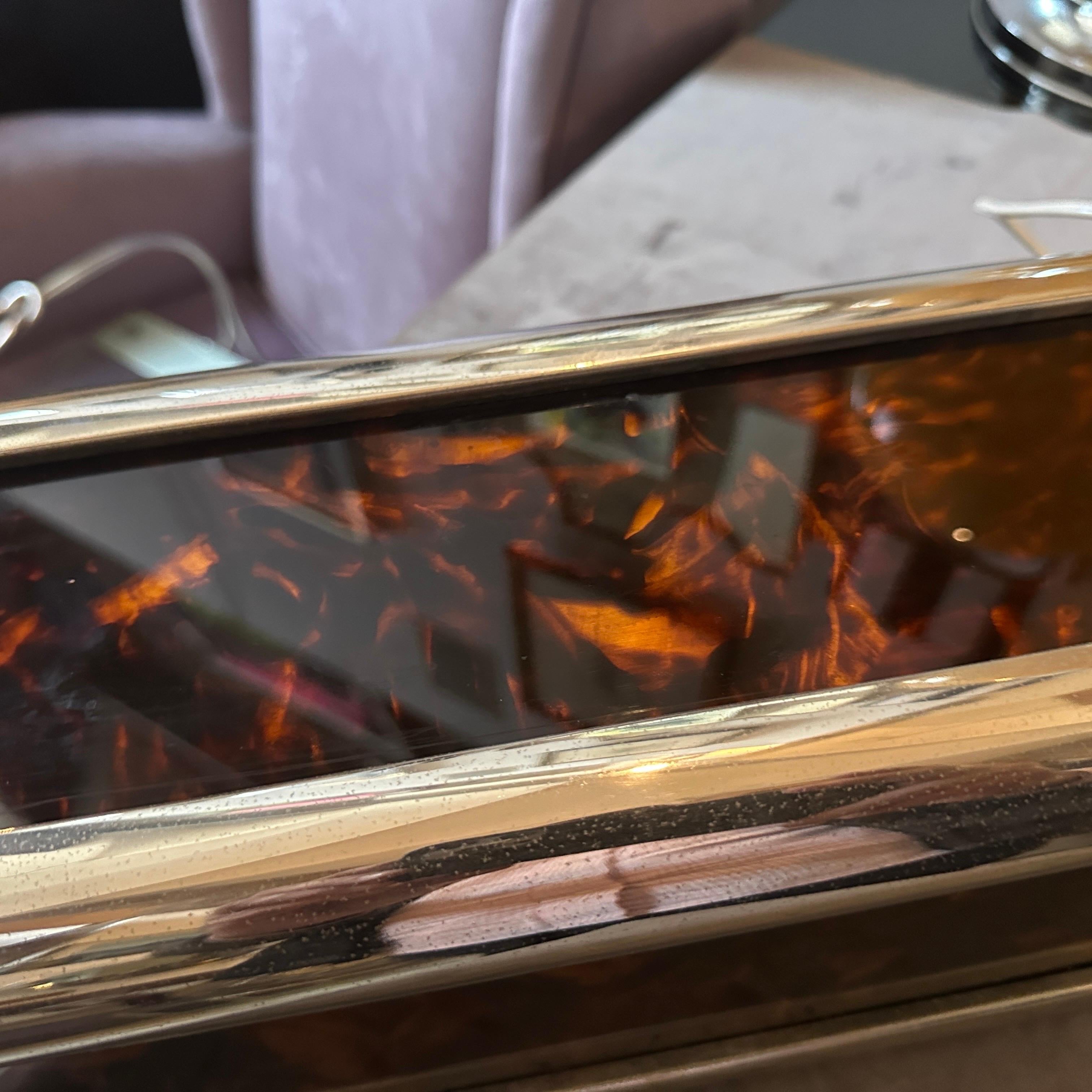20ième siècle 1970s Mid-Century Modern Fake Tortoiseshell Lucite and Silver Plate Table Lamp (lampe de table en écaille de tortue et en métal argenté) en vente