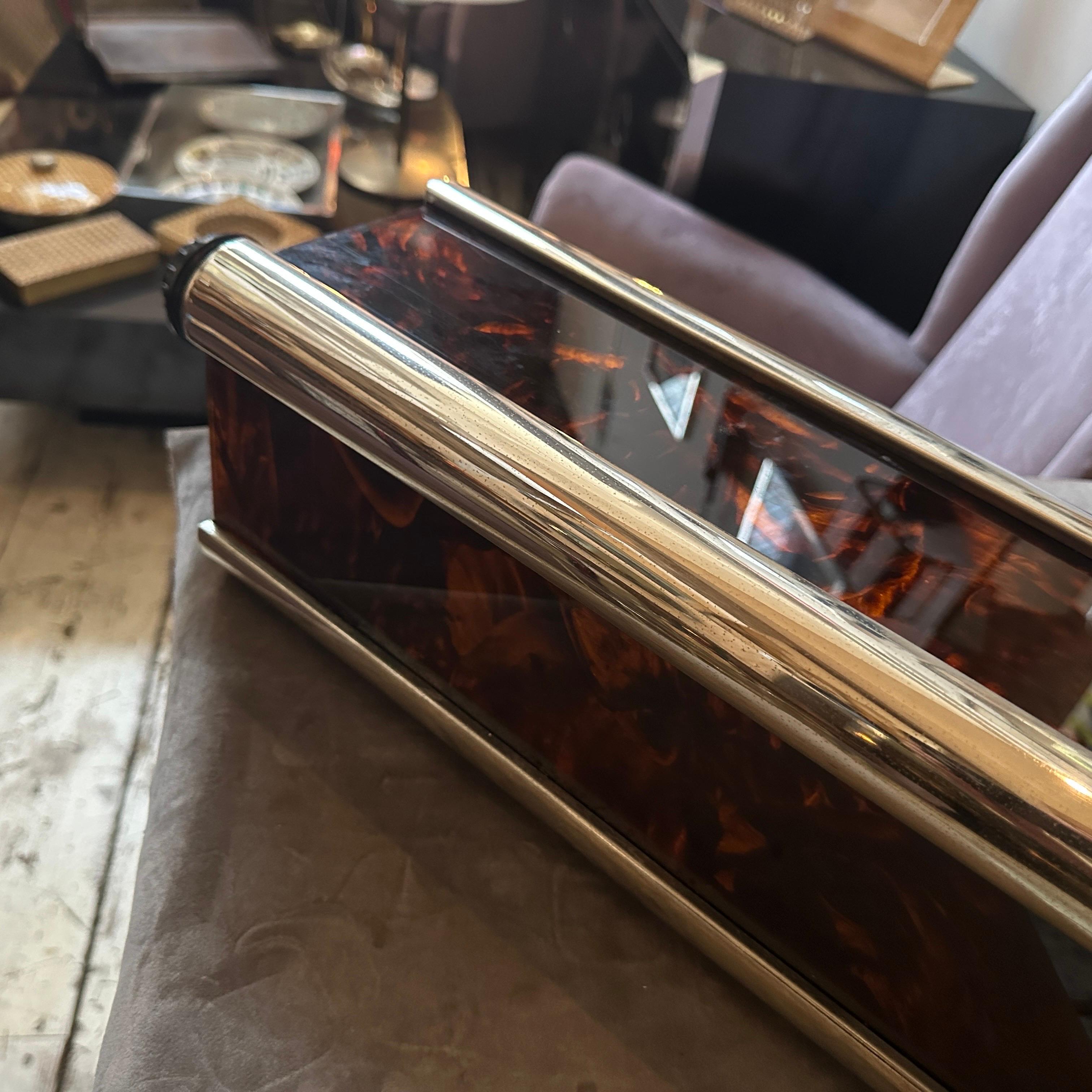 Plaqué argent 1970s Mid-Century Modern Fake Tortoiseshell Lucite and Silver Plate Table Lamp (lampe de table en écaille de tortue et en métal argenté) en vente