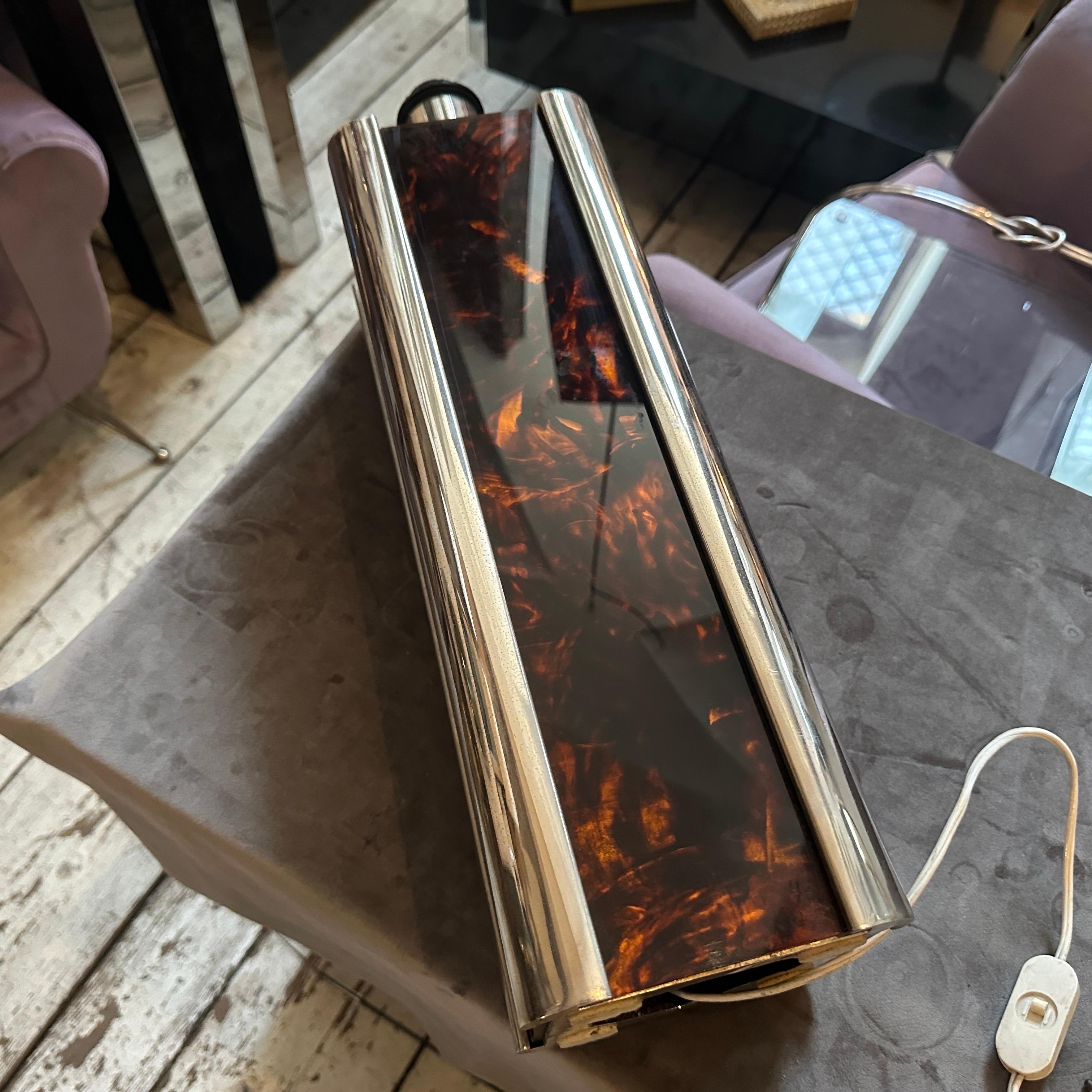 1970s Mid-Century Modern Fake Tortoiseshell Lucite and Silver Plate Table Lamp (lampe de table en écaille de tortue et en métal argenté) en vente 1
