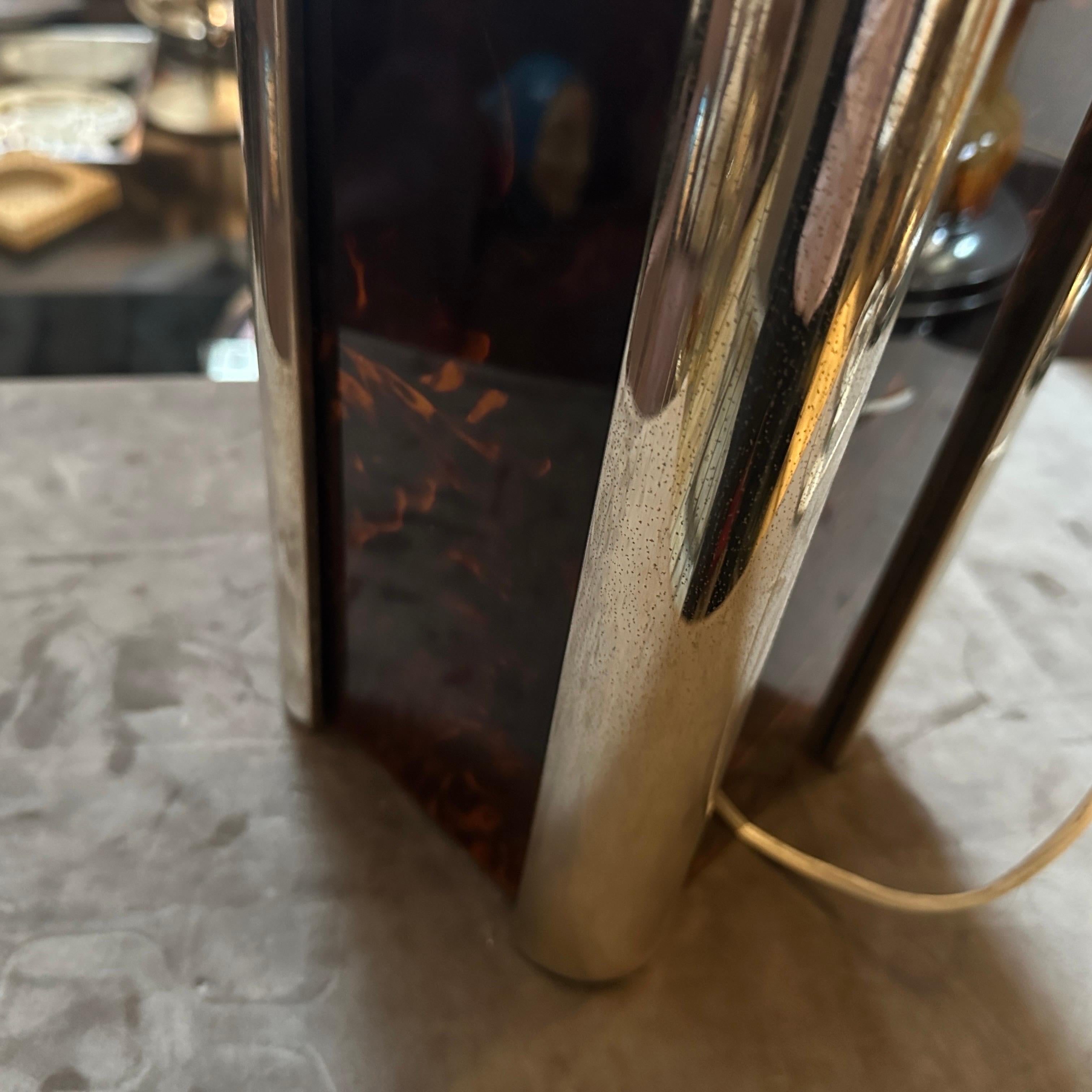 1970s Mid-Century Modern Fake Tortoiseshell Lucite and Silver Plate Table Lamp (lampe de table en écaille de tortue et en métal argenté) en vente 3