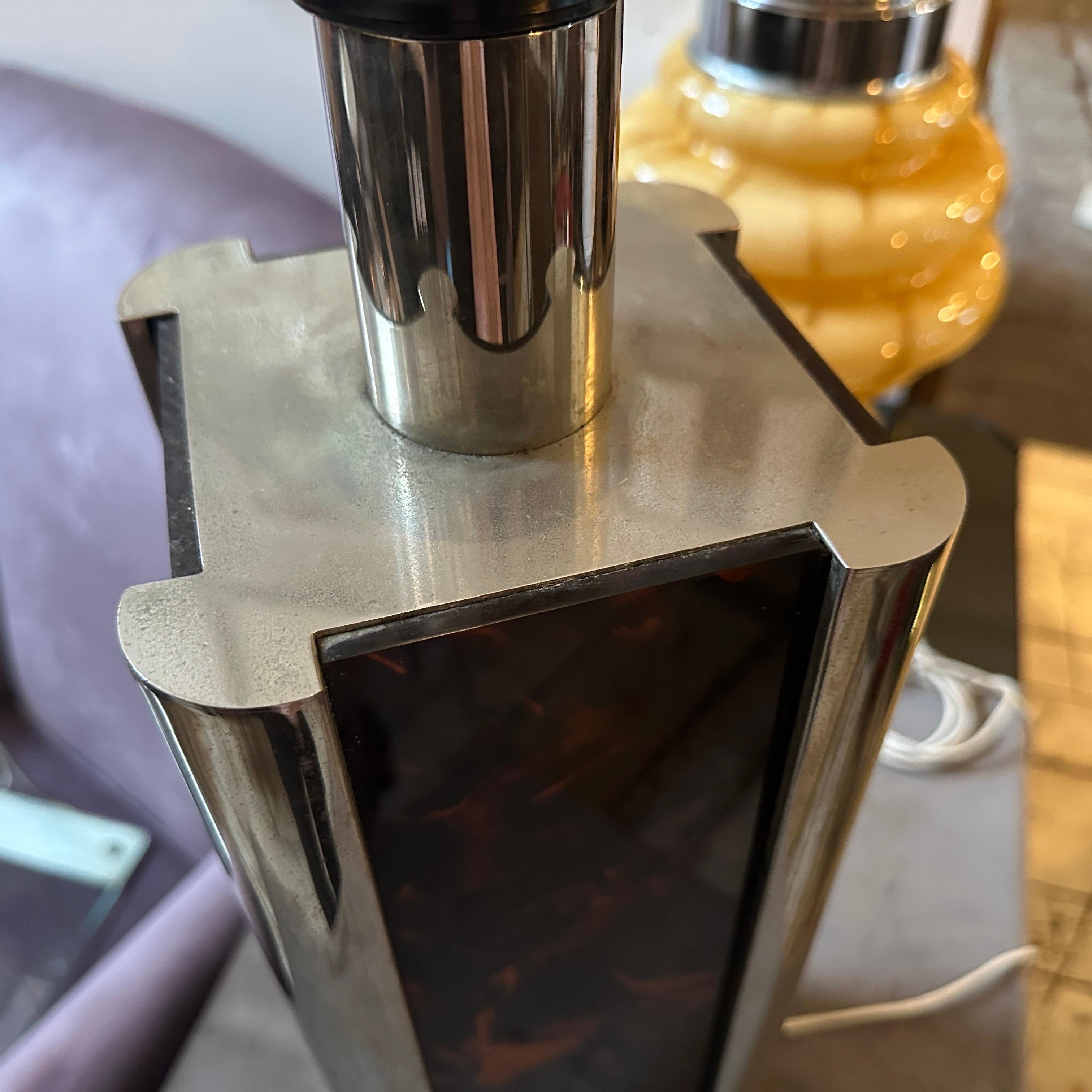 1970s Mid-Century Modern Fake Tortoiseshell Lucite and Silver Plate Table Lamp (lampe de table en écaille de tortue et en métal argenté) en vente 5