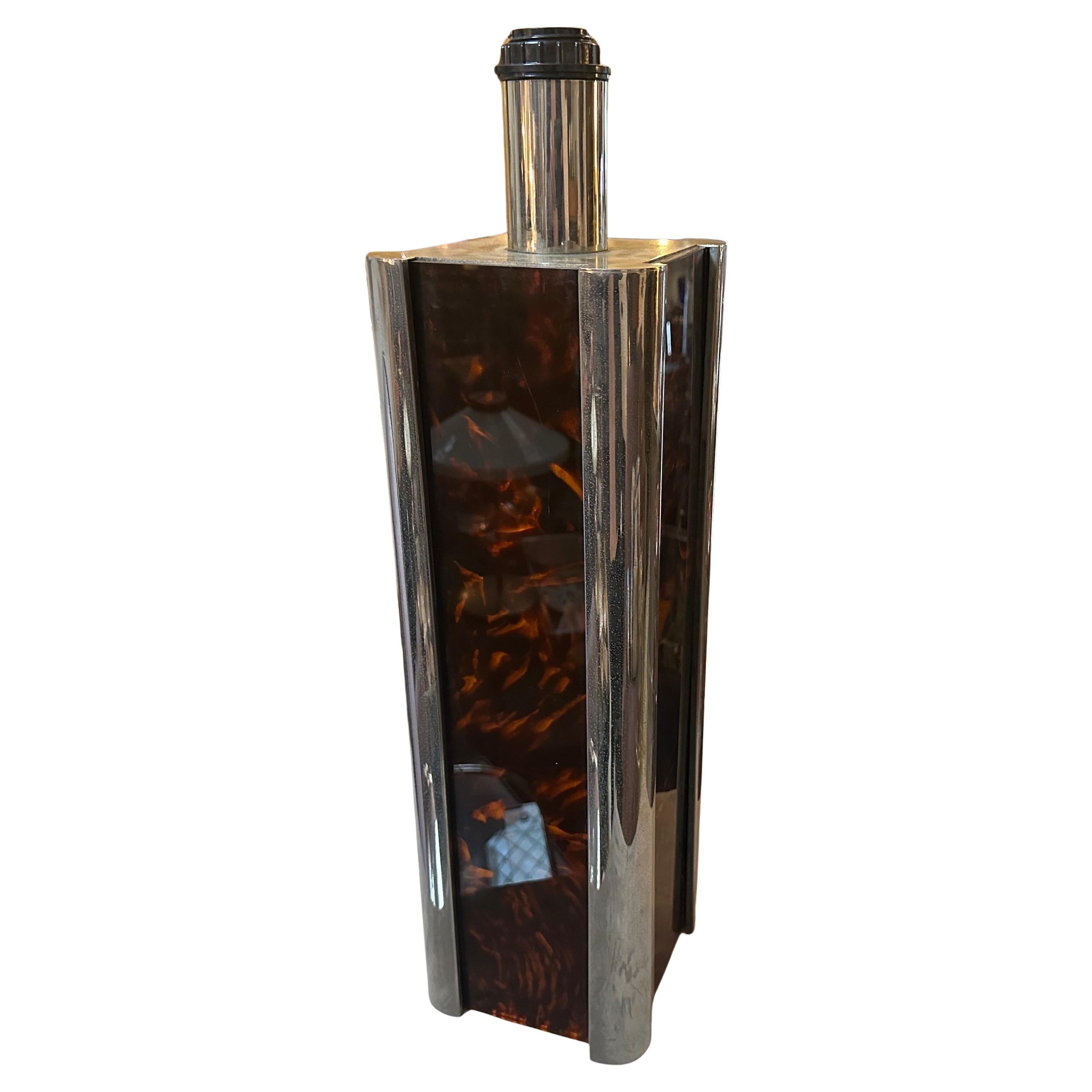 italien 1970s Mid-Century Modern Fake Tortoiseshell Lucite and Silver Plate Table Lamp (lampe de table en écaille de tortue et en métal argenté) en vente