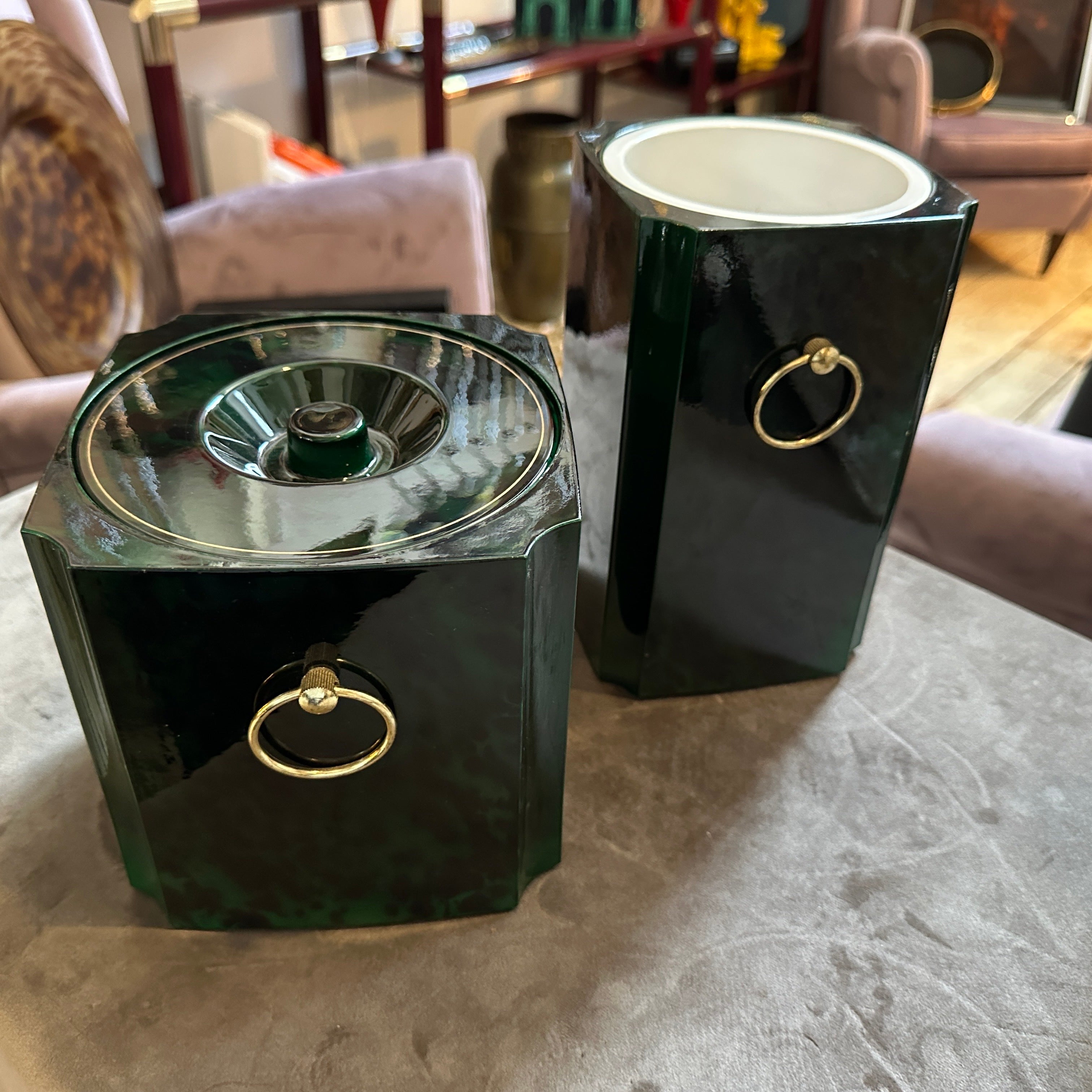 Stilvolles 1970er Mid-Century Modern Faux Malachit Eiskübel & Weinkühler Set von Melarti
Verleihen Sie Ihrer Bar oder Ihrem Gastraum einen Hauch von raffiniertem Vintage-Glamour mit diesem auffälligen Paar Mid-Century Modern-Bargeschirr aus den