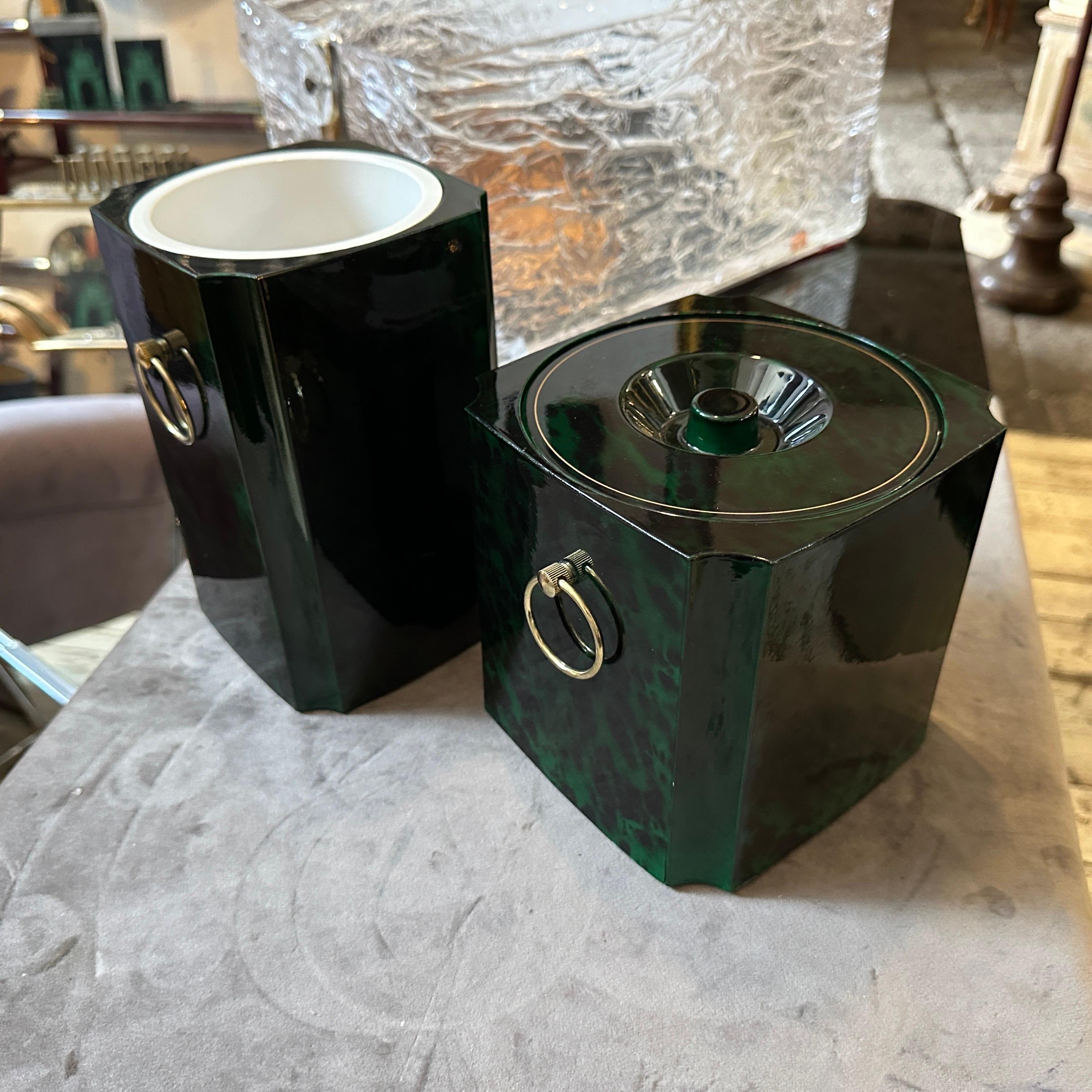 1970er Jahre Mid-Century Modern Faux Malachit Kunststoff Eiskübel und Weinkühler (Messing) im Angebot